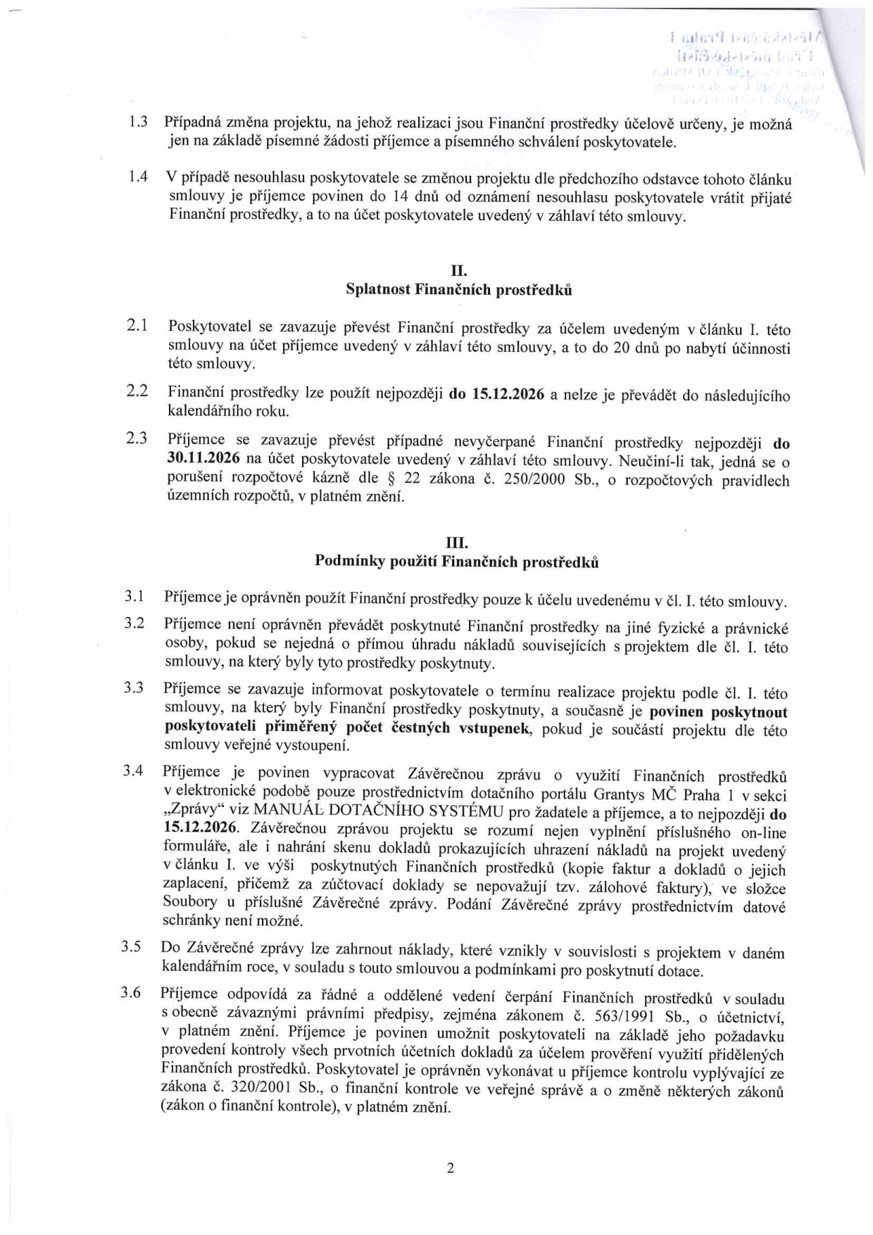 Druhá strana smlouvy o poskytnutí dotace. Obsahuje body: 1.3 (změna projektu), 1.4 (nesouhlas poskytovatele), II. Splatnost Finančních prostředků (body 2.1-2.3, termíny 15.12.2026 pro použití a 30.11.2026 pro vrácení nevyčerpaných prostředků), III. Podmínky použití Finančních prostředků (body 3.1-3.6, zahrnující účelové určení, zákaz převodu, povinnost informovat o realizaci, poskytnutí vstupenek, termín odevzdání Závěrečné zprávy do 15.12.2026 přes dotační portál Grantys MČ Praha 1 a povinnost vedení účetnictví).