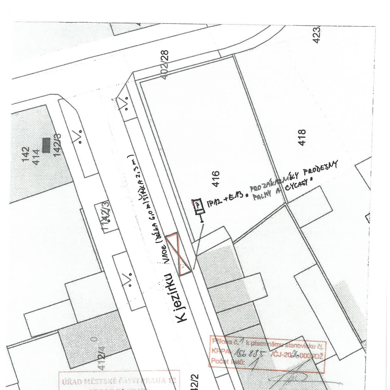 Situační nákres umístění stavby v katastrální mapě. Obsahuje parcelní čísla (412/4, 142/3, 414, 142, 402/28, 416, 418, 423). Vyznačena stavba: 'Vjezd (délka 6,0 m, šířka 2,3 m)' a umístění dopravního značení: 'IP12 + E13 - PRO ZÁKAZNÍKY PRODEJNY PALMY A CYCASY'. V pravé části je razítko úřadu: 'ÚŘAD MĚSTSKÉ ČÁSTI PRAHA 12', 'Příloha č. 1 k písemnému stanovisku č.j. KAPA 156 885 / CJ-20260000DŽ', 'Počet listů: 1'.