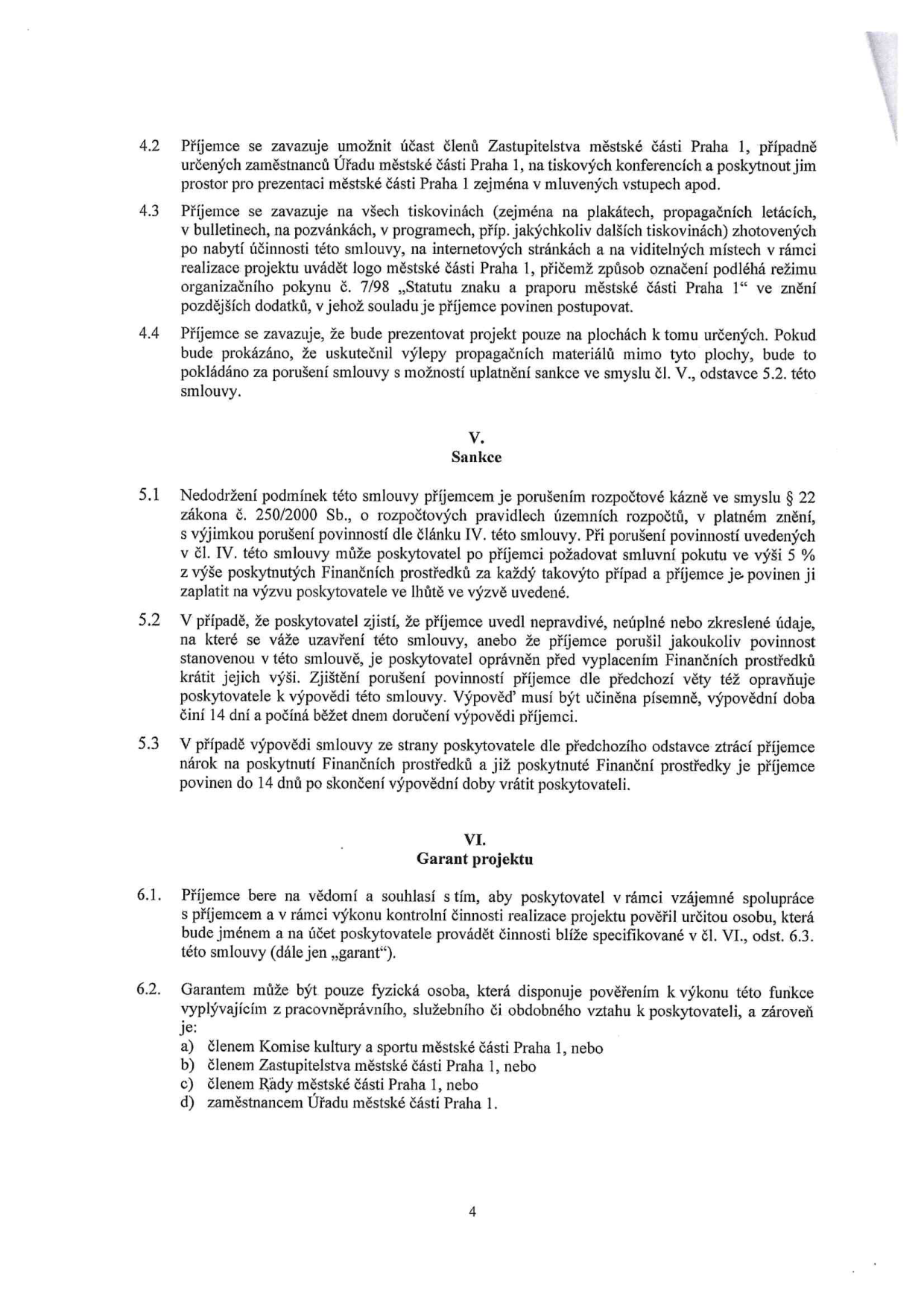 Strana 4 smlouvy obsahující články 4.2 až 6.2. Článek 4 se týká povinností příjemce (prezentace městské části Praha 1, užití loga, umístění propagačních materiálů). Článek 5 (Sankce) definuje následky porušení smlouvy, včetně porušení rozpočtové kázně, krácení dotace a výpovědi smlouvy. Článek 6 (Garant projektu) specifikuje roli garanta, kterým může být pouze fyzická osoba (člen Komise kultury a sportu, člen Zastupitelstva, člen Rady nebo zaměstnanec Úřadu městské části Praha 1).