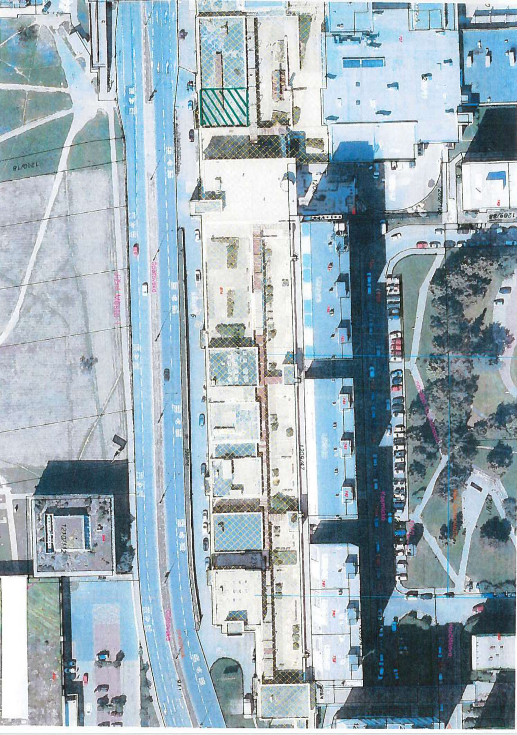 Ortofoto mapa s vyznačenými parcelami a zákresem plánované stavby nebo úprav v oblasti Opatovská/Kosmická.