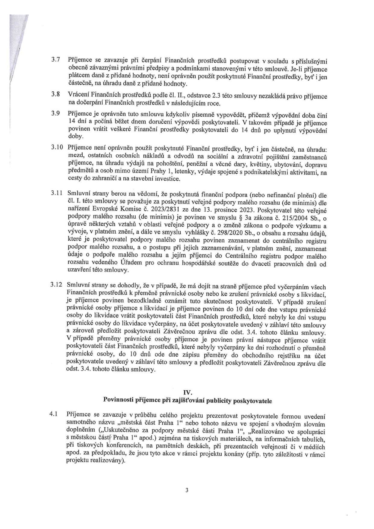 Strana 3 smlouvy obsahující body 3.7 až 4.1. Body 3.7-3.10 definují pravidla pro čerpání finančních prostředků, zákaz úhrady daně z přidané hodnoty, výpovědní lhůtu a omezení účelu použití prostředků (mzdy, pohoštění, dary, ubytování, doprava mimo Prahu 1, investice). Bod 3.11 řeší povinnosti spojené s veřejnou podporou malého rozsahu (de minimis) a zápisem do centrálního registru. Bod 3.12 upravuje postup při zrušení nebo přeměně právnické osoby příjemce. Článek IV (bod 4.1) stanovuje povinnosti příjemce ohledně publicity poskytovatele (Městská část Praha 1) v rámci projektu.