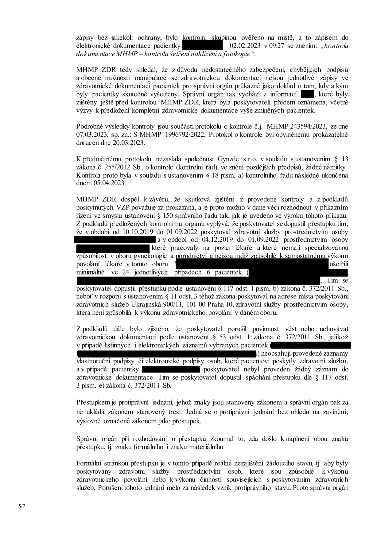 Strana 5 úředního dokumentu (rozhodnutí/příkaz) týkající se kontroly poskytovatele zdravotních služeb Gynzde s.r.o. MHMP ZDR konstatuje nedostatky v zabezpečení a vedení zdravotnické dokumentace. Zjištěno, že v období od 10.10.2019 do 01.09.2022 a od 04.12.2019 do 01.09.2022 poskytovaly zdravotní služby osoby bez specializované způsobilosti v oboru gynekologie a porodnictví, které ošetřily minimálně 6 pacientek. Poskytovatel porušil zákon č. 372/2011 Sb. (vedení dokumentace) a zákon č. 255/2012 Sb. (kontrolní řád). Dokument zmiňuje kontrolu MHMP 243594/2023 ze dne 07.03.2023 a pochybení v evidenci podpisů a záznamů u vybraných pacientek.