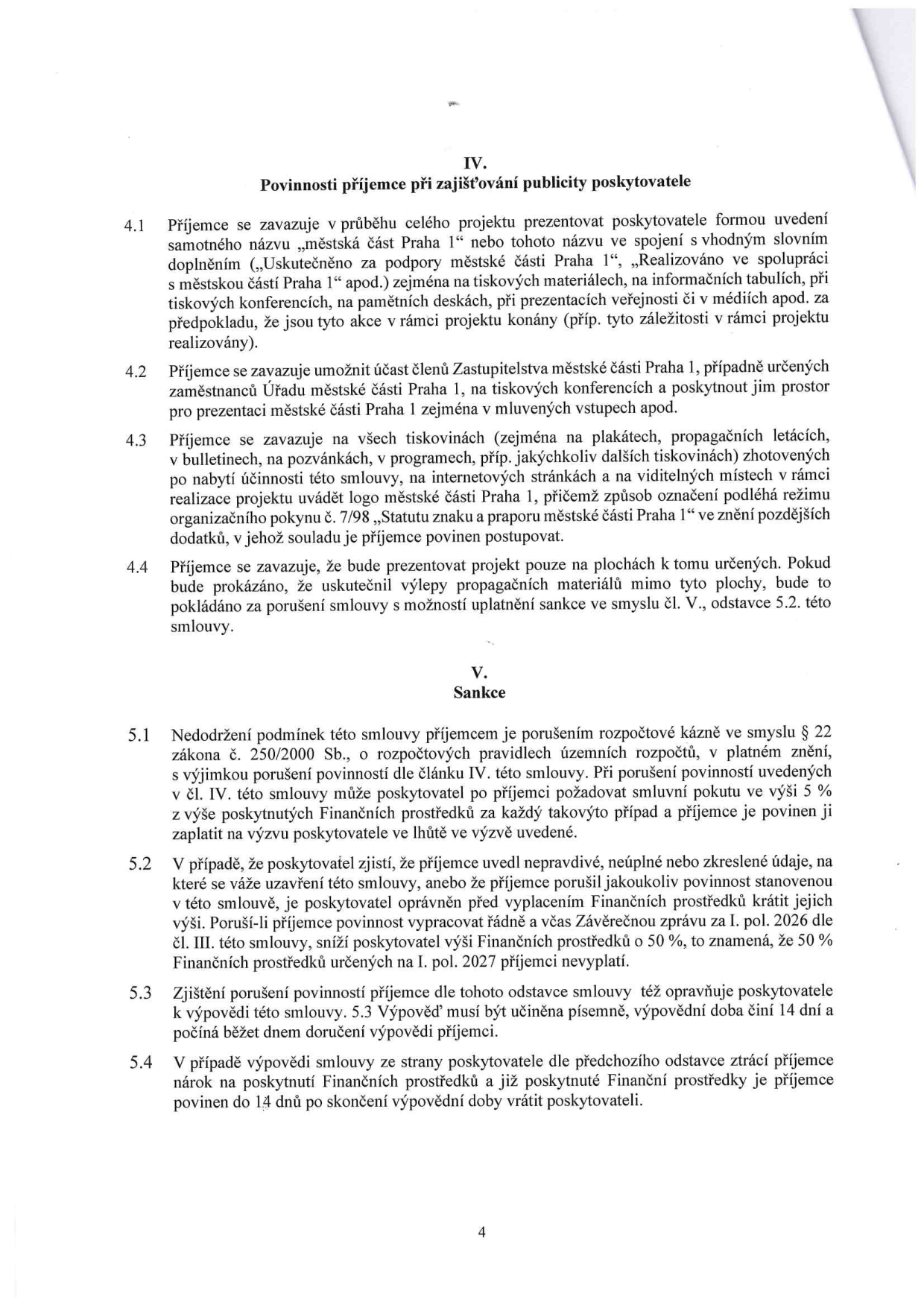 Strana 4 smlouvy obsahující články IV. a V. Článek IV. 'Povinnosti příjemce při zajišťování publicity poskytovatele' specifikuje povinnost uvádět název 'městská část Praha 1' na materiálech, umožnit účast zástupců městské části na akcích, používat logo dle organizačního pokynu č. 7/98 a prezentovat projekt pouze na určených plochách. Článek V. 'Sankce' definuje porušení rozpočtové kázně dle zákona č. 250/2000 Sb., smluvní pokutu ve výši 5 % z poskytnutých prostředků, krácení dotace o 50 % v případě neodevzdání závěrečné zprávy za I. pol. 2026 a podmínky pro výpověď smlouvy poskytovatelem včetně povinnosti vrátit prostředky do 14 dnů.