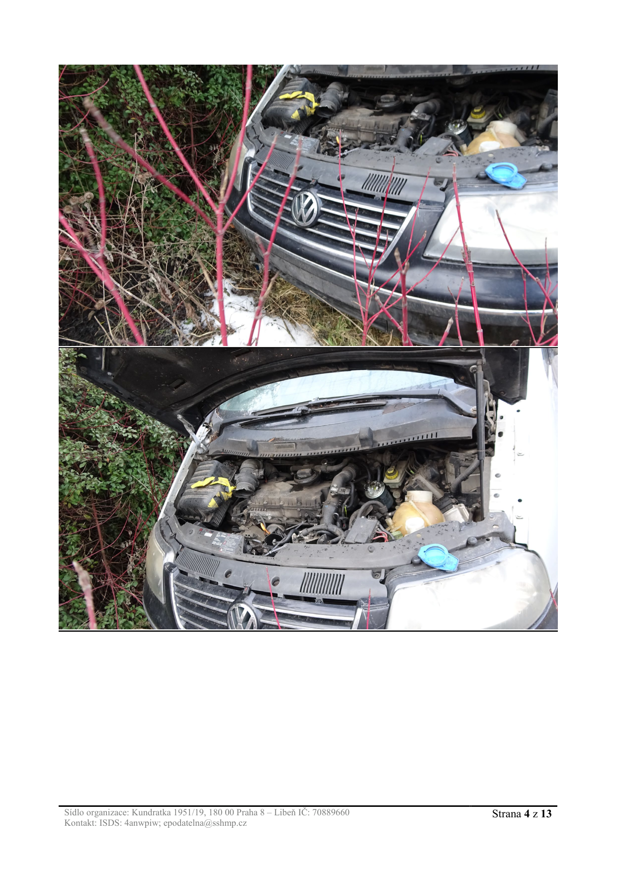 Fotografie motorového prostoru vozidla Volkswagen v terénu, pravděpodobně dokumentující stav opuštěného vozidla.