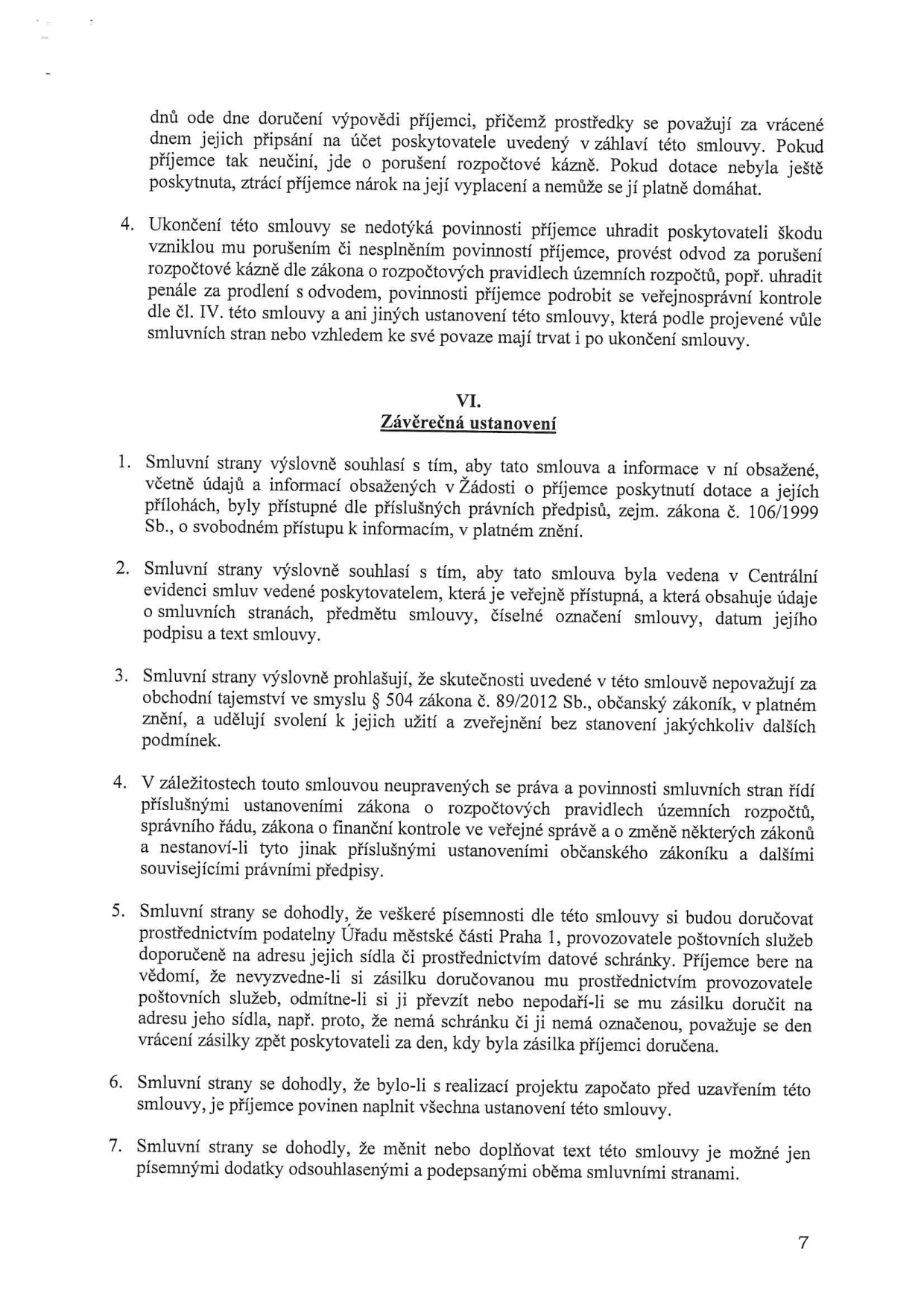 Textová část smlouvy (strana 7), obsahující závěrečná ustanovení (článek VI). Body zahrnují: 1. Souhlas se zveřejněním smlouvy dle zákona č. 106/1999 Sb. 2. Souhlas se zveřejněním v Centrální evidenci smluv. 3. Prohlášení, že obsah smlouvy není obchodním tajemstvím. 4. Právní rámec (zákon o rozpočtových pravidlech, správní řád, zákon o finanční kontrole). 5. Pravidla pro doručování písemností (datová schránka, doporučená pošta). 6. Povinnost plnění i v případě zahájení projektu před podpisem smlouvy. 7. Způsob změn smlouvy (pouze písemné dodatky). Horní část obsahuje pokračování předchozího článku o ukončení smlouvy a povinnostech příjemce dotace.