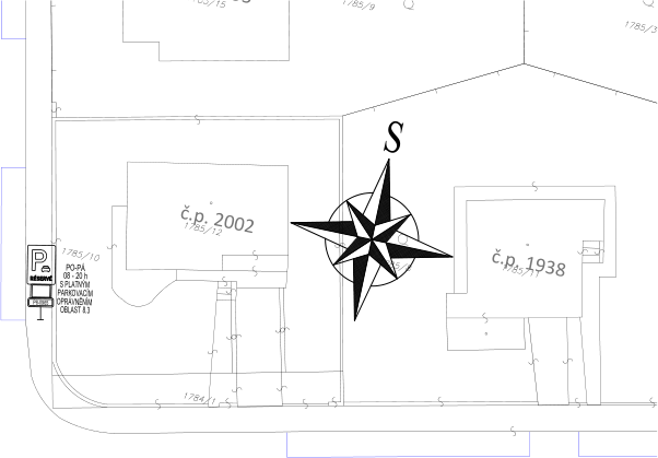 Situační výkres se zobrazením parcelních čísel a budov s vyznačenou orientací ke světovým stranám.