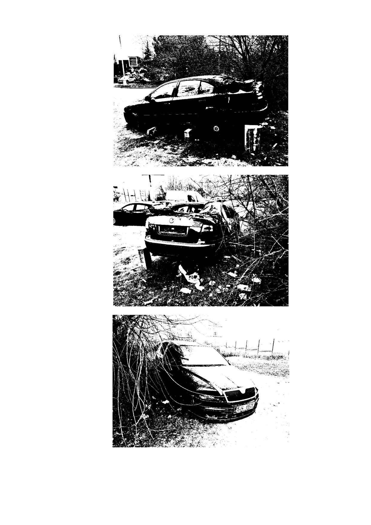 Fotografie poškozeného osobního automobilu značky Škoda odstaveného v terénu.