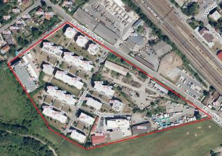 Ortofoto mapa oblasti s vyznačeným územím (ohraničeno červeně) podél ulic Františka Diviše, Sušilova a Douchova. Jsou zde vidět čísla popisná budov (např. 1321…