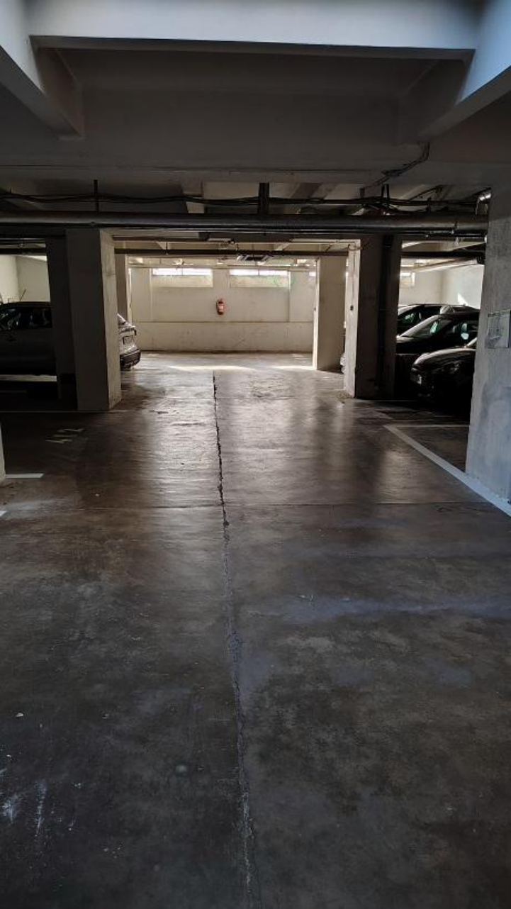 Fotografie interiéru podzemního parkoviště, pravděpodobně dokládající technický stav nebo dispozici prostor v rámci stavebního řízení.