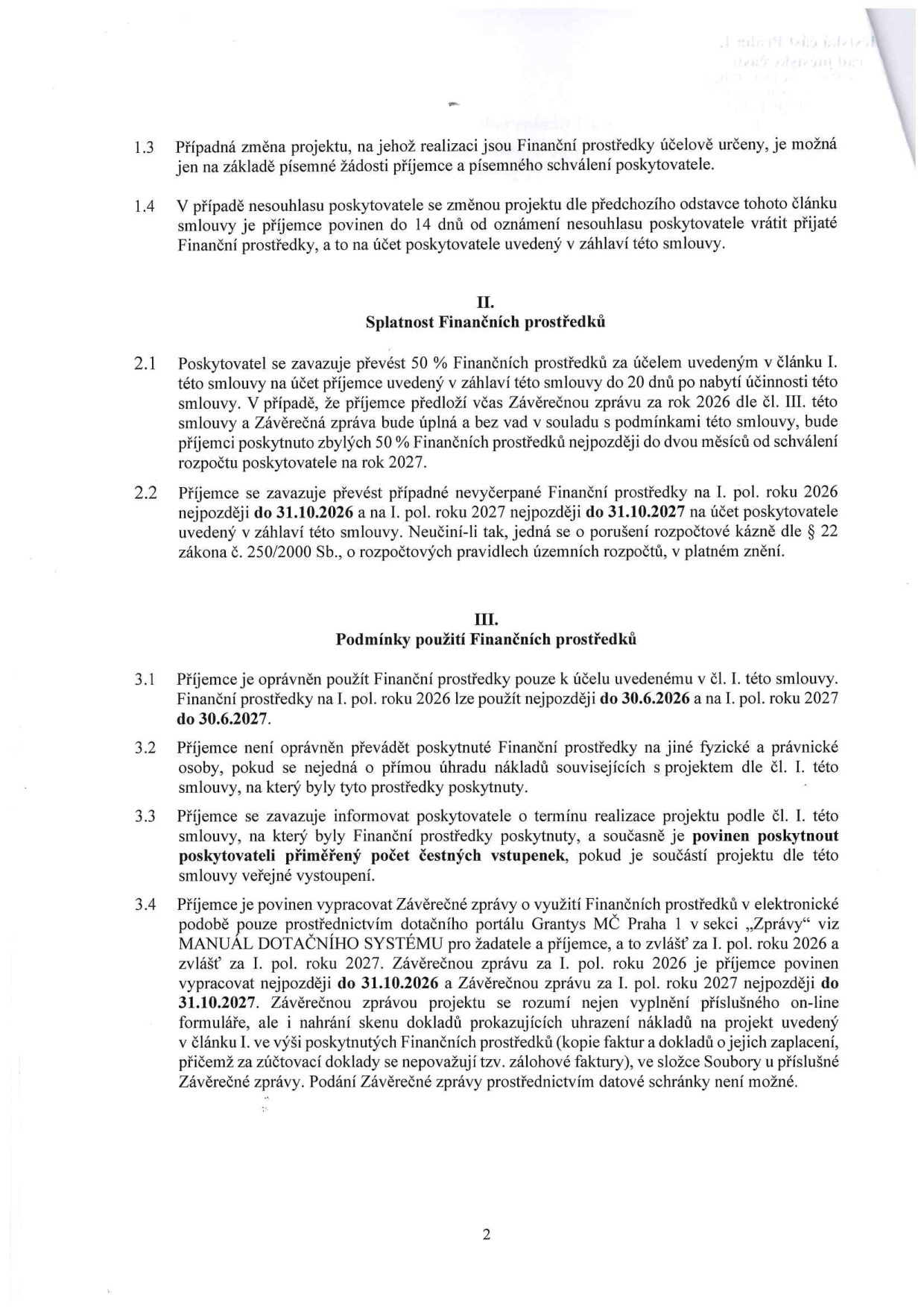 Strana 2 smlouvy o poskytnutí finančních prostředků. Obsahuje články: 1.3 Změna projektu možná jen písemně. 1.4 Povinnost vrátit prostředky při nesouhlasu poskytovatele do 14 dnů. II. Splatnost finančních prostředků: 2.1 Poskytovatel vyplatí 50 % do 20 dnů od účinnosti, zbylých 50 % po schválení závěrečné zprávy. 2.2 Termíny vrácení nevyčerpaných prostředků: do 31.10.2026 (za rok 2026) a do 31.10.2027 (za rok 2027). III. Podmínky použití: 3.1 Prostředky lze použít do 30.6.2026 (rok 2026) a do 30.6.2027 (rok 2027). 3.2 Zákaz převodu prostředků na jiné osoby. 3.3 Povinnost informovat o termínu realizace a poskytnout čestné vstupenky. 3.4 Povinnost vypracovat závěrečné zprávy elektronicky přes portál Grantys MČ Praha 1 do 31.10.2026 (za rok 2026) a do 31.10.2027 (za rok 2027), včetně doložení faktur a dokladů o zaplacení.