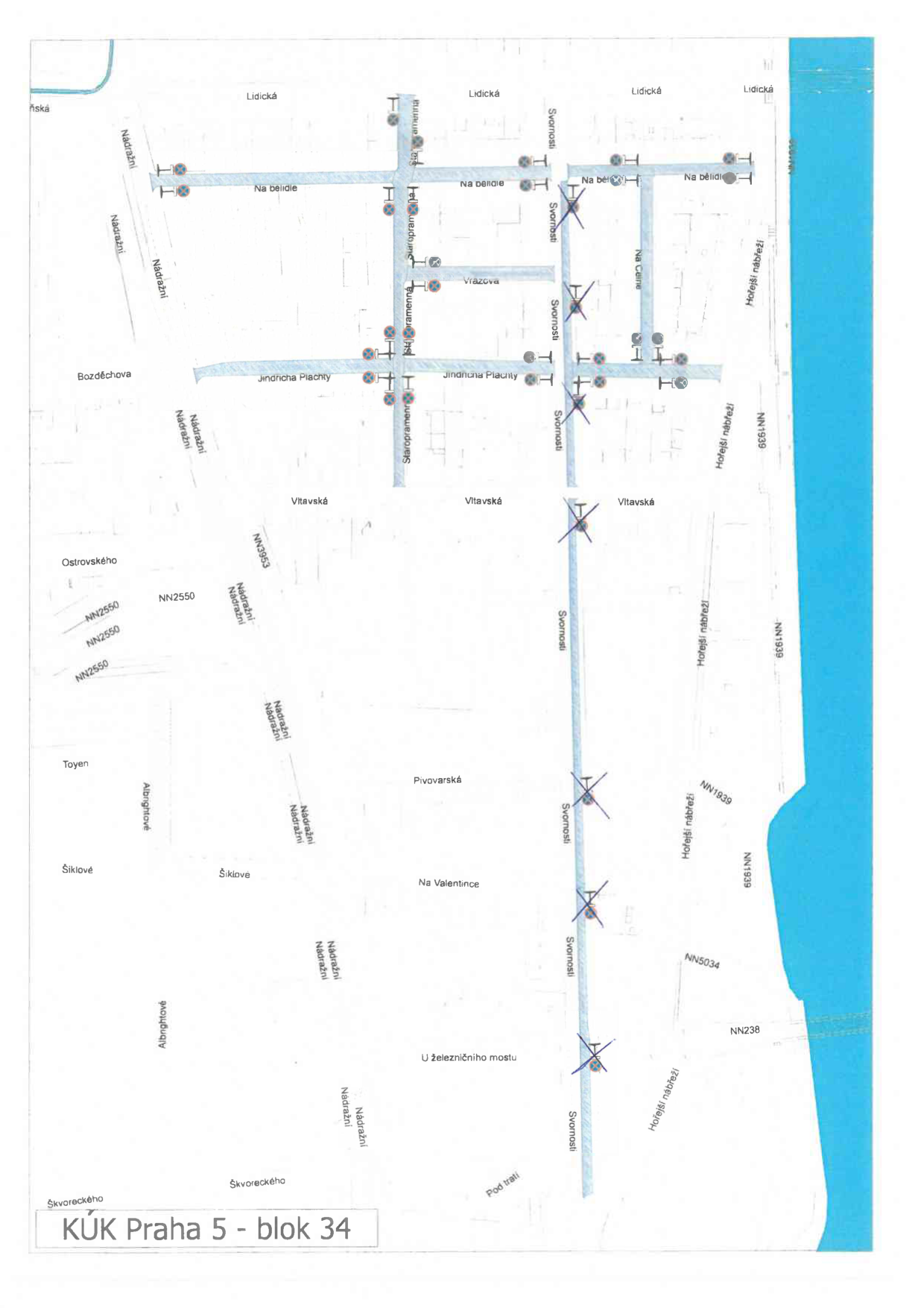 Situační plán (blok 34) v oblasti Praha 5. Mapa zobrazuje uliční síť s vyznačenými dopravními značkami (zákazy vjezdu, zákazy zastavení, přechody pro chodce). Zobrazené ulice: Lidická, Na bělidle, Na Celné, Hořejší nábřeží, Svornosti, Vrázova, Jindřicha Plachty, Staropramenná, Vltavská, Nádražní, Ostrovského, NN2550, NN3953, Toyen, Albrightové, Šiklové, Pivovarská, Na Valentince, U železničního mostu, Pod tratí, Škvoreckého. V pravé části je znázorněna řeka Vltava. V dolní části je text: 'KÚK Praha 5 - blok 34'.
