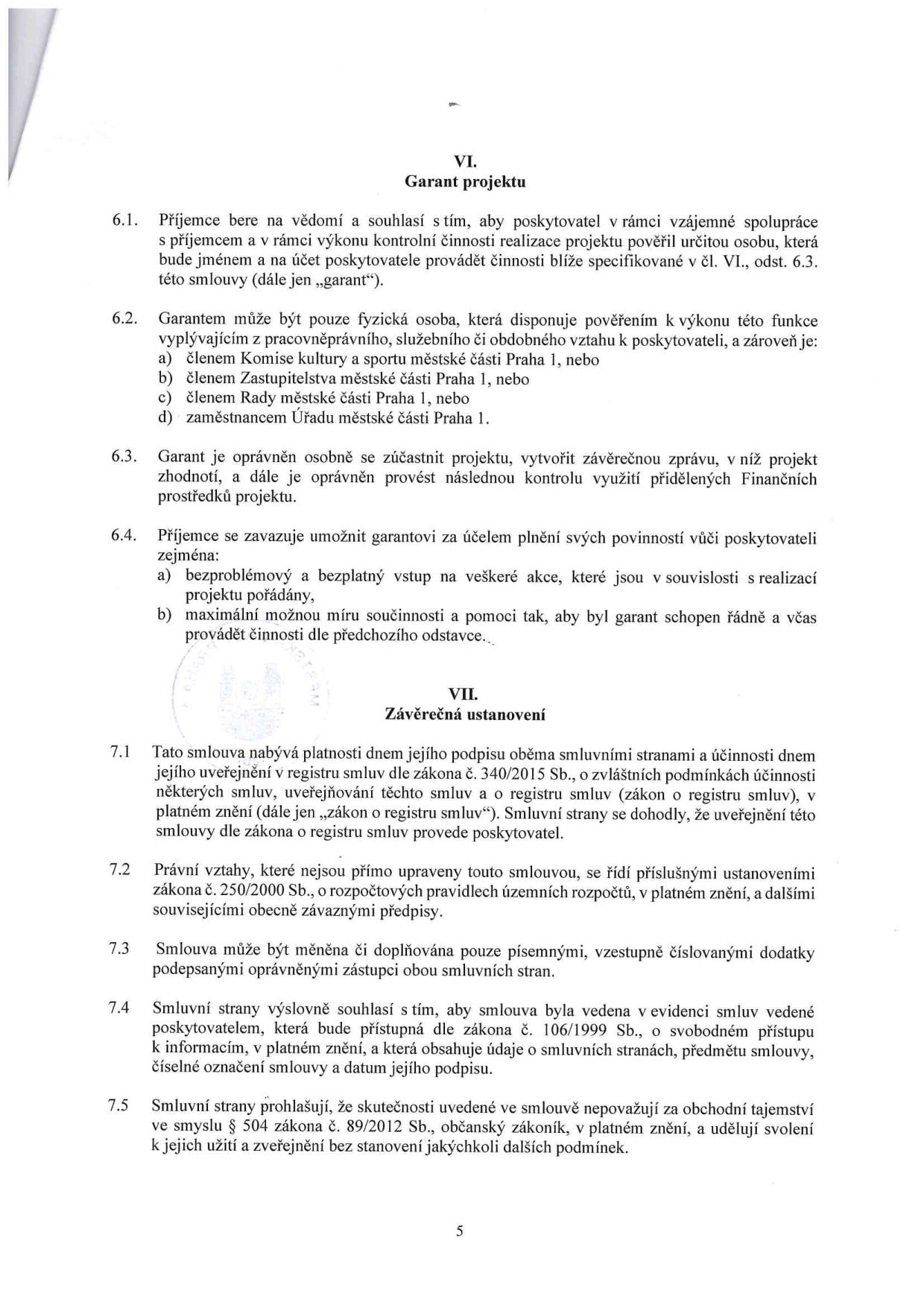Text smlouvy, články VI. a VII. Článek VI. 'Garant projektu' definuje roli garanta, podmínky pro jeho výběr (člen komise, zastupitelstva, rady nebo zaměstnanec MČ Praha 1) a jeho povinnosti (kontrola projektu, závěrečná zpráva). Příjemce se zavazuje poskytnout garantovi bezplatný vstup na akce a součinnost. Článek VII. 'Závěrečná ustanovení' upravuje platnost a účinnost smlouvy (registr smluv dle zákona č. 340/2015 Sb.), právní vztahy (zákon č. 250/2000 Sb.), způsob změn smlouvy (písemné dodatky), přístup k informacím (zákon č. 106/1999 Sb.) a prohlášení o obchodním tajemství (zákon č. 89/2012 Sb.).