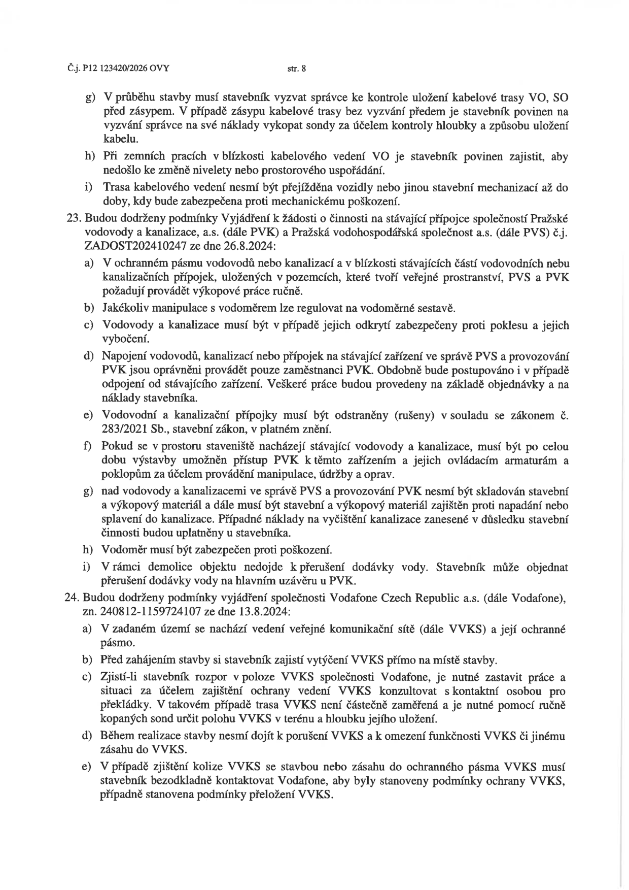 Strana 8 dokumentu č.j. P12 123420/2026 OVY obsahující podmínky pro stavební činnost. Bod 23: Podmínky vyjádření Pražské vodovody a kanalizace (PVK) a Pražské vodohospodářské společnosti (PVS) ze dne 26.8.2024: a) ruční výkopové práce v ochranném pásmu, b) regulace manipulace s vodoměrem, c) zabezpečení vodovodů a kanalizací proti poklesu, d) napojení pouze zaměstnanci PVK, e) odstraňování přípojek dle zákona č. 283/2021 Sb., f) zajištění přístupu k armaturám, g) zákaz skladování materiálu nad sítěmi, h) zabezpečení vodoměru, i) zajištění dodávky vody při demolici. Bod 24: Podmínky vyjádření Vodafone Czech Republic a.s. ze dne 13.8.2024: a) výskyt VVKS v území, b) nutnost vytýčení před zahájením stavby, c) postup při zjištění rozporu v poloze (zastavení prací, konzultace, ruční sondy), d) zákaz poškození VVKS, e) povinnost kontaktovat Vodafone při kolizi.