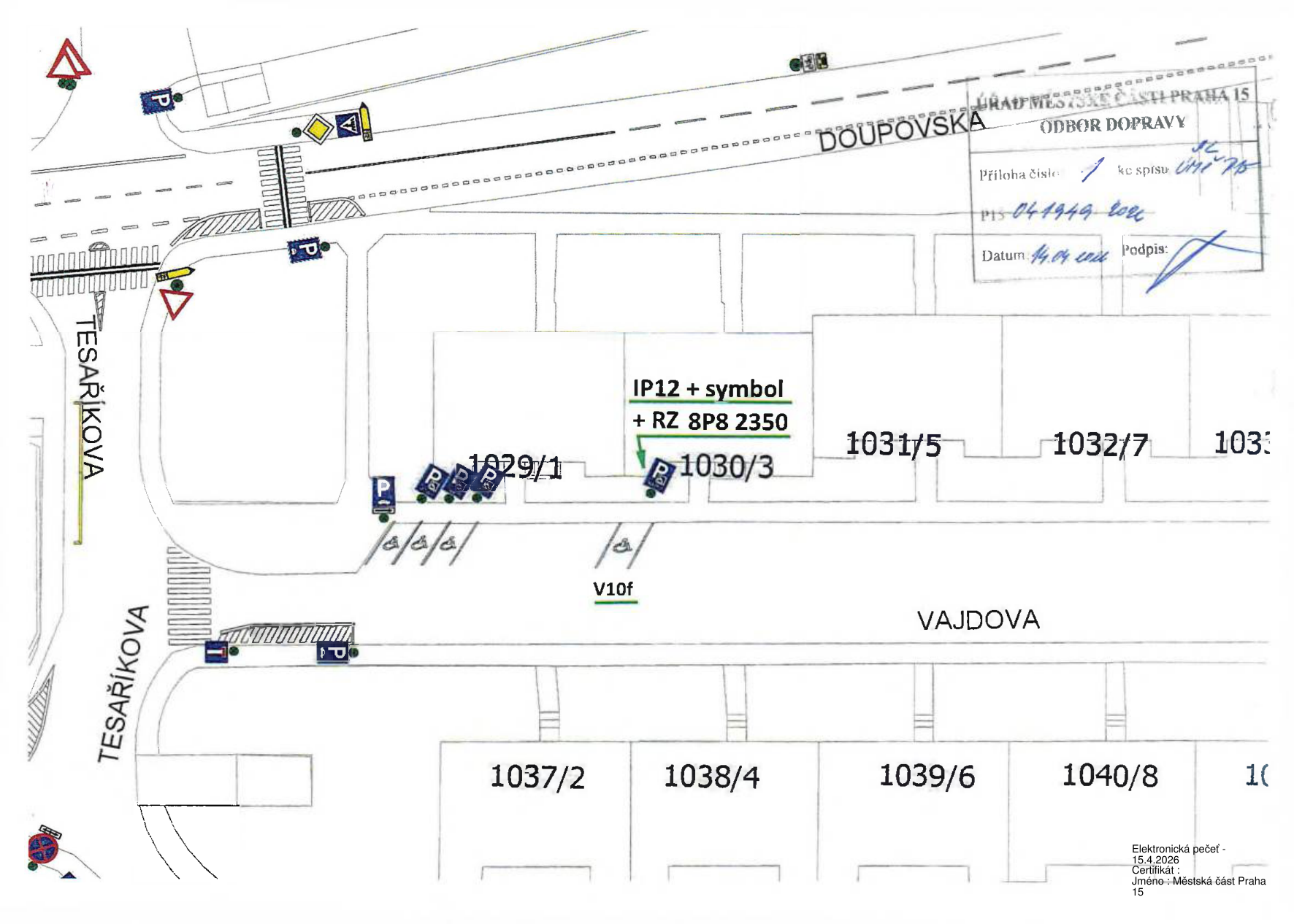 Situační nákres dopravního značení v ulicích Doupovská, Tesaříkova a Vajdova. Dokument obsahuje razítko Úřad městské části Praha 15, odbor dopravy, příloha číslo 1 ke spisu č.j. MCP15 041949/2016, datum 14.04.2016. V plánu je vyznačeno parkoviště s vyhrazenými místy pro invalidy (symbol V10f) a konkrétní parkovací místo s označením IP12 + symbol + RZ 8P8 2350 u parcely č. 1030/3. Dále jsou v mapě uvedeny parcely č. 1029/1, 1031/5, 1032/7, 1037/2, 1038/4, 1039/6, 1040/8. V pravém dolním rohu je uvedena informace o elektronické pečeti ze dne 15.4.2026, certifikát Městská část Praha 15.