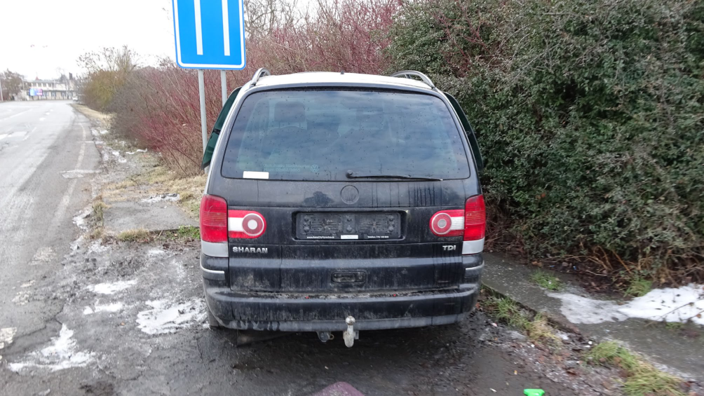 Fotografie osobního automobilu Volkswagen Sharan zaparkovaného u silnice.
