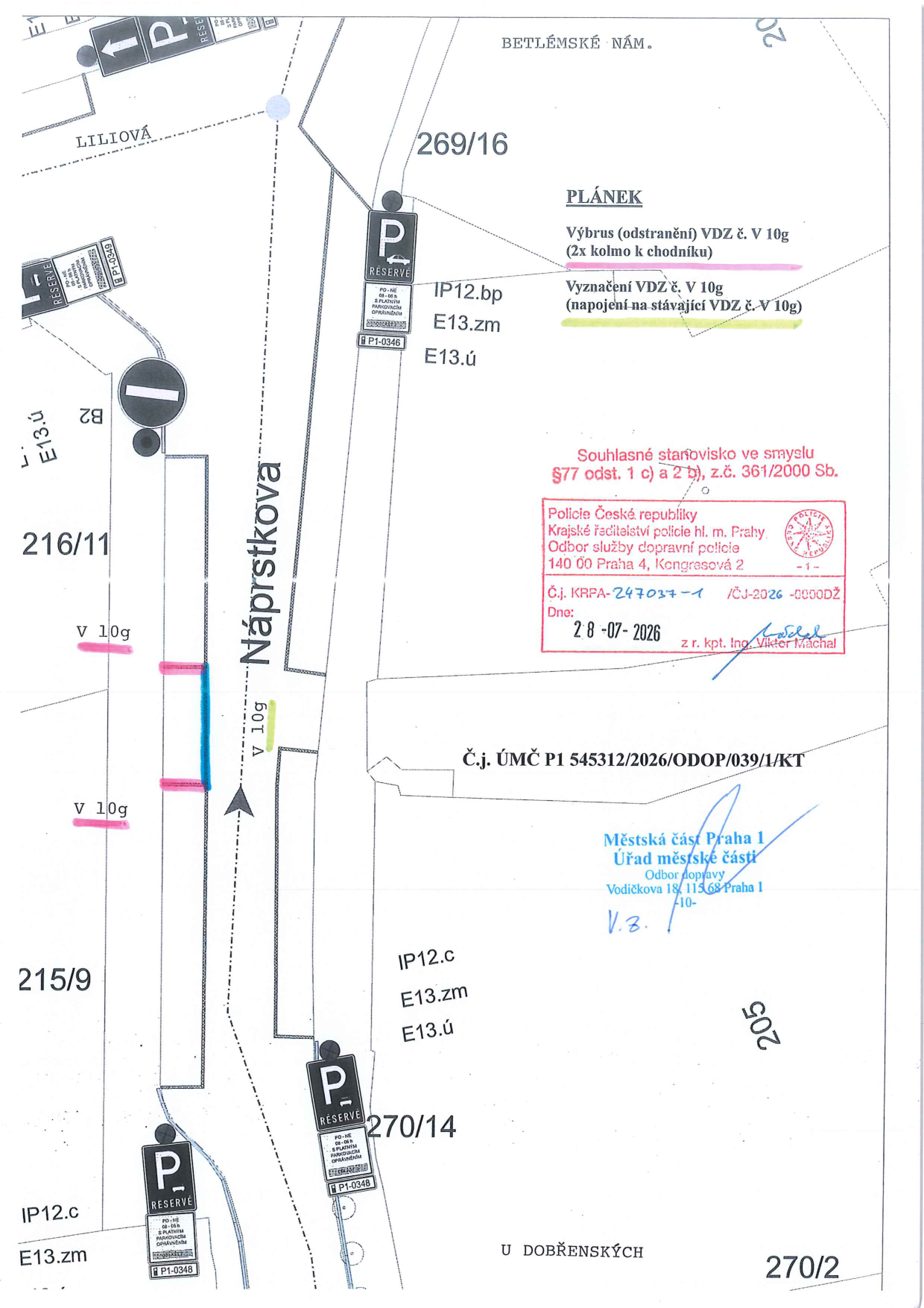 Situační nákres dopravního značení na ulici Náprstkova v Praze. Obsahuje plán úpravy vodorovného dopravního značení (VDZ č. V 10g): růžově vyznačený 'Výbrus (odstranění) VDZ č. V 10g (2x kolmo k chodníku)' a žlutě vyznačené 'Vyznačení VDZ č. V 10g (napojení na stávající VDZ č. V 10g)'. Dále obsahuje razítka a schválení: 'Souhlasné stanovisko ve smyslu §77 odst. 1 c) a 2 b), z.č. 361/2000 Sb.', 'Policie České republiky, Krajské ředitelství policie hl. m. Prahy, Odbor služby dopravní policie', č.j. KRPA-247037-1/ČJ-2026-0000DŽ, datum 28-07-2026, podpis; a razítko 'Městská č. Praha 1, Úřad městské části, Odbor dopravy', č.j. ÚMČ P1 545312/2026/ODOP/039/1/KT. V mapě jsou uvedena čísla parcel (269/16, 216/11, 215/9, 270/14, 270/2, 205) a označení dopravního značení (P, IP12.bp, E13.zm, E13.ú, P1-0348).