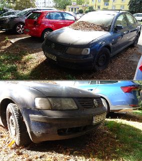 Fotografie opuštěného tmavě modrého osobního automobilu značky Volkswagen (Passat B5), na kapotě a čelním skle jsou napadané listí a větve. Na přední části je…