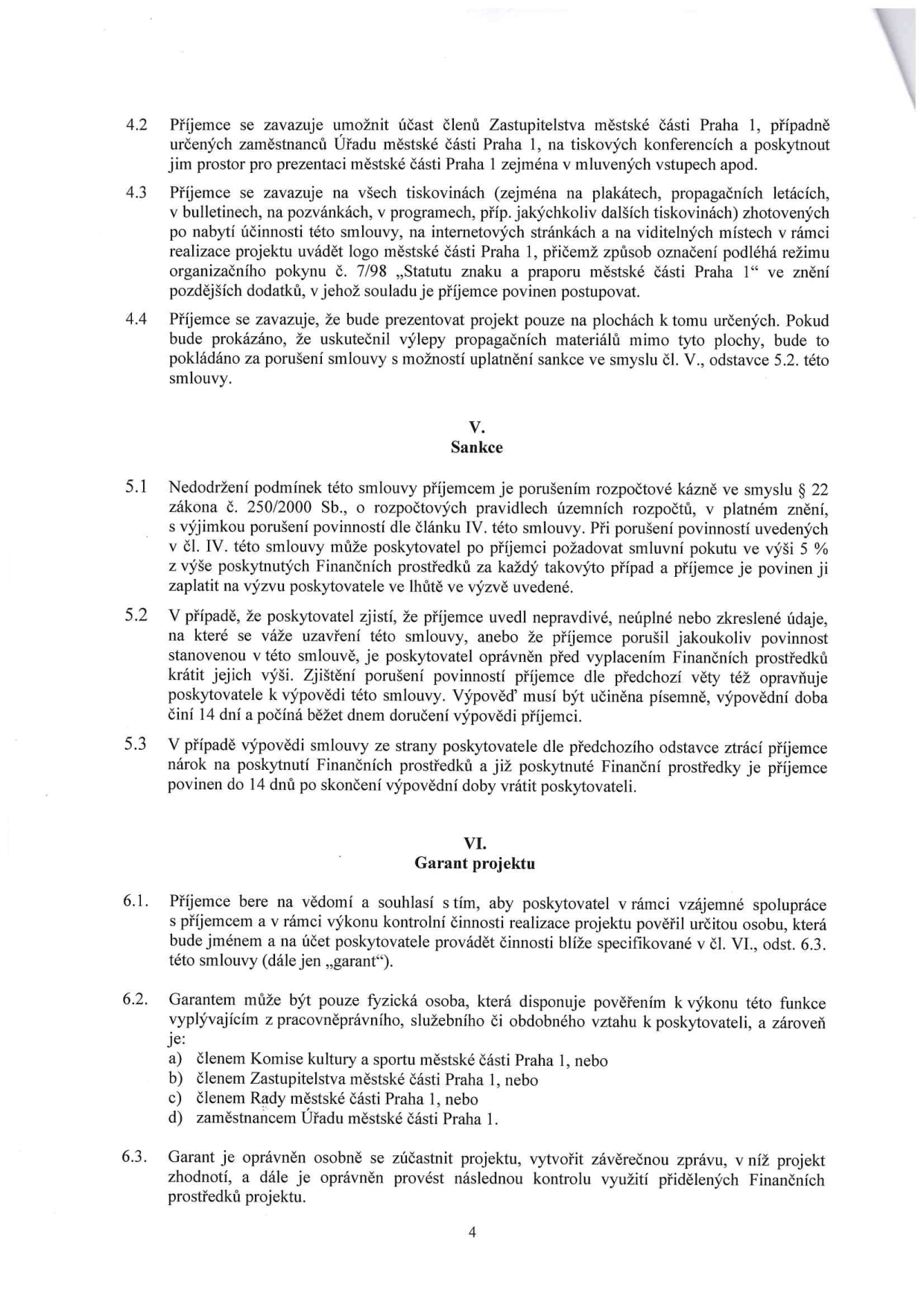 Strana 4 smlouvy obsahující články 4.2 až 6.3. Článek 4: Povinnosti příjemce (prezentace, logo, umístění). Článek V: Sankce (porušení rozpočtové kázně, smluvní pokuta 5 %, nepravdivé údaje, výpověď). Článek VI: Garant projektu (definice garanta, kdo jím může být - člen komise, zastupitelstva, rady nebo zaměstnanec úřadu, oprávnění garanta).
