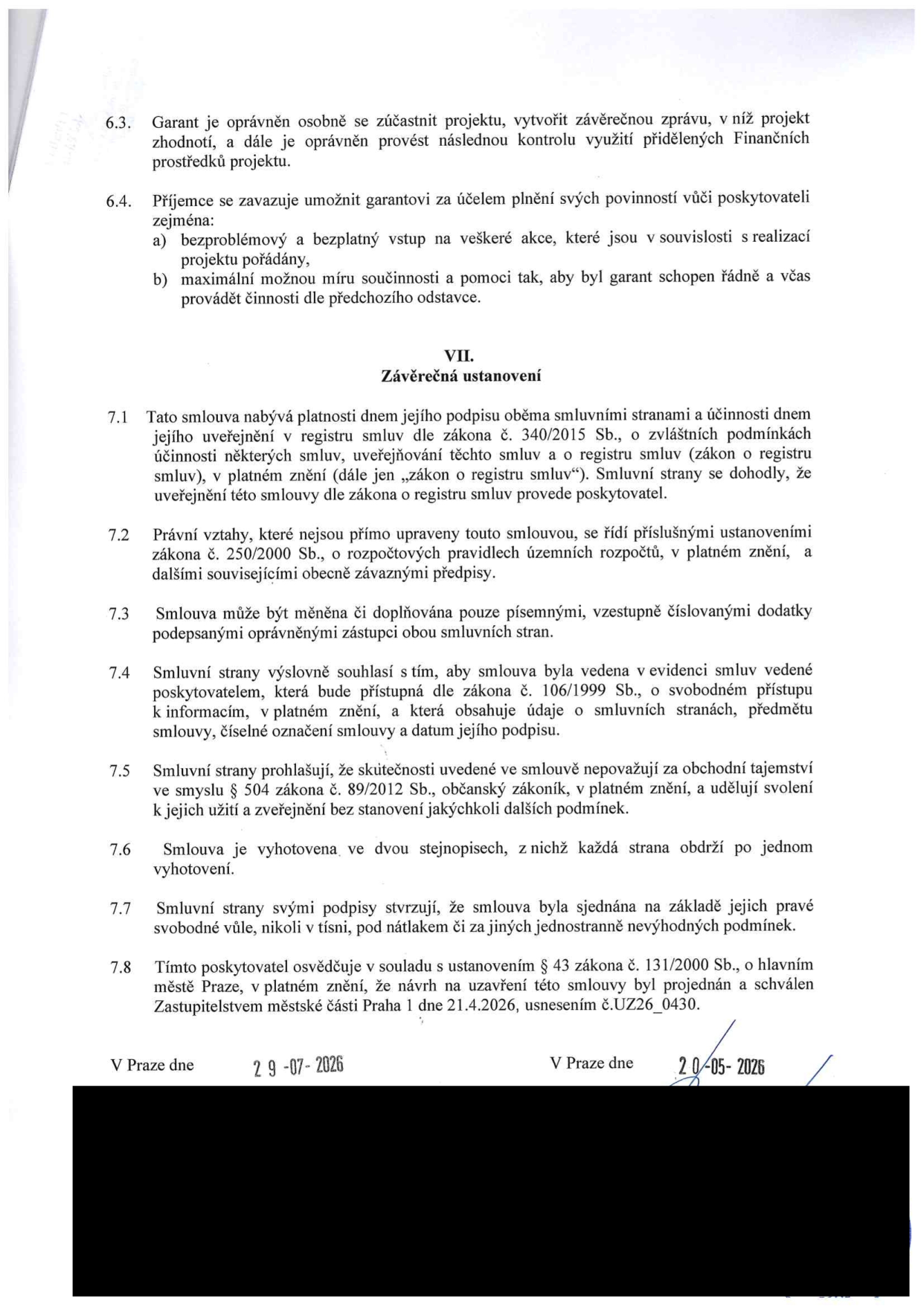 Textová část smlouvy obsahující body 6.3 až 7.8. Bod 6.3 a 6.4 definuje práva a povinnosti garanta a příjemce. Článek VII 'Závěrečná ustanovení' (body 7.1 až 7.8) upravuje platnost smlouvy, zveřejnění v registru smluv (zákon č. 340/2015 Sb.), právní vztahy (zákon č. 250/2000 Sb.), změny smlouvy, ochranu osobních údajů, obchodní tajemství, vyhotovení smlouvy, svobodnou vůli a schválení Zastupitelstvem městské části Praha 1 dne 21.4.2026, usnesením č. UZ26_0430. Uvedená data podpisu jsou 29-07-2026 a 20-05-2026.