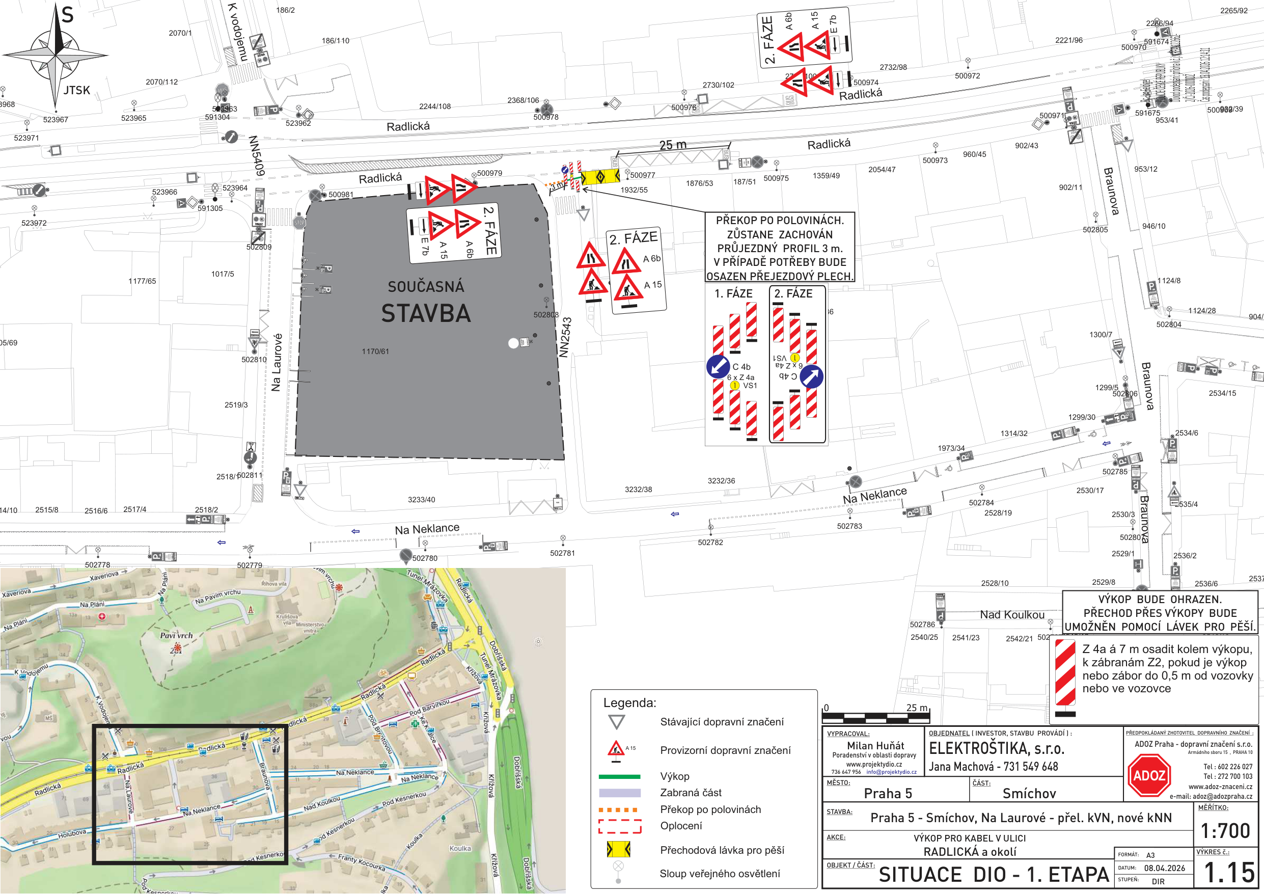 Situační nákres dopravního značení pro stavbu v ulici Radlická a Na Laurové, Praha 5 - Smíchov. Dokument obsahuje: 1. Katastrální mapu s vyznačením staveniště (současná stavba) a dopravního omezení. 2. Schéma dopravního značení (fáze 1 a 2) s vyznačením průjezdného profilu 3 m. 3. Textové poznámky: 'PŘEKOP PO POLOVINÁCH. ZŮSTANE ZACHOVÁN PRŮJEZDNÝ PROFIL 3 m. V PŘÍPADĚ POTŘEBY BUDE OSAZEN PŘEJEZDOVÝ PLECH.' a 'VÝKOP BUDE OHRAZEN. PŘECHOD PŘES VÝKOPY BUDE UMOŽNĚN POMOCÍ LÁVEK PRO PĚŠÍ. Z 4a a 7 m osadit kolem výkopu, k zábranám Z2, pokud je výkop nebo zábor do 0,5 m od vozovky nebo ve vozovce'. 4. Legenda: stávající a provizorní dopravní značení, výkop, zábraná část, překop po polovinách, oplocení, přechodová lávka pro pěší, sloup veřejného osvětlení. 5. Informace o projektu: Vypracoval: Milan Huňát, Objednatel: ELEKTROŠTIKA, s.r.o. (Jana Machová - 731 549 648), Místo: Praha 5, Smíchov, Stavba: Praha 5 - Smíchov, Na Laurové - přel. KVN, nové kNN, Akce: VÝKOP PRO KABEL V ULICI RADLICKÁ a okolí, Datum: 08.04.2026, Zhotovitel: ADOZ Praha (tel: 602 226 027, 272 700 103, e-mail: adoz@adozpraha.cz).