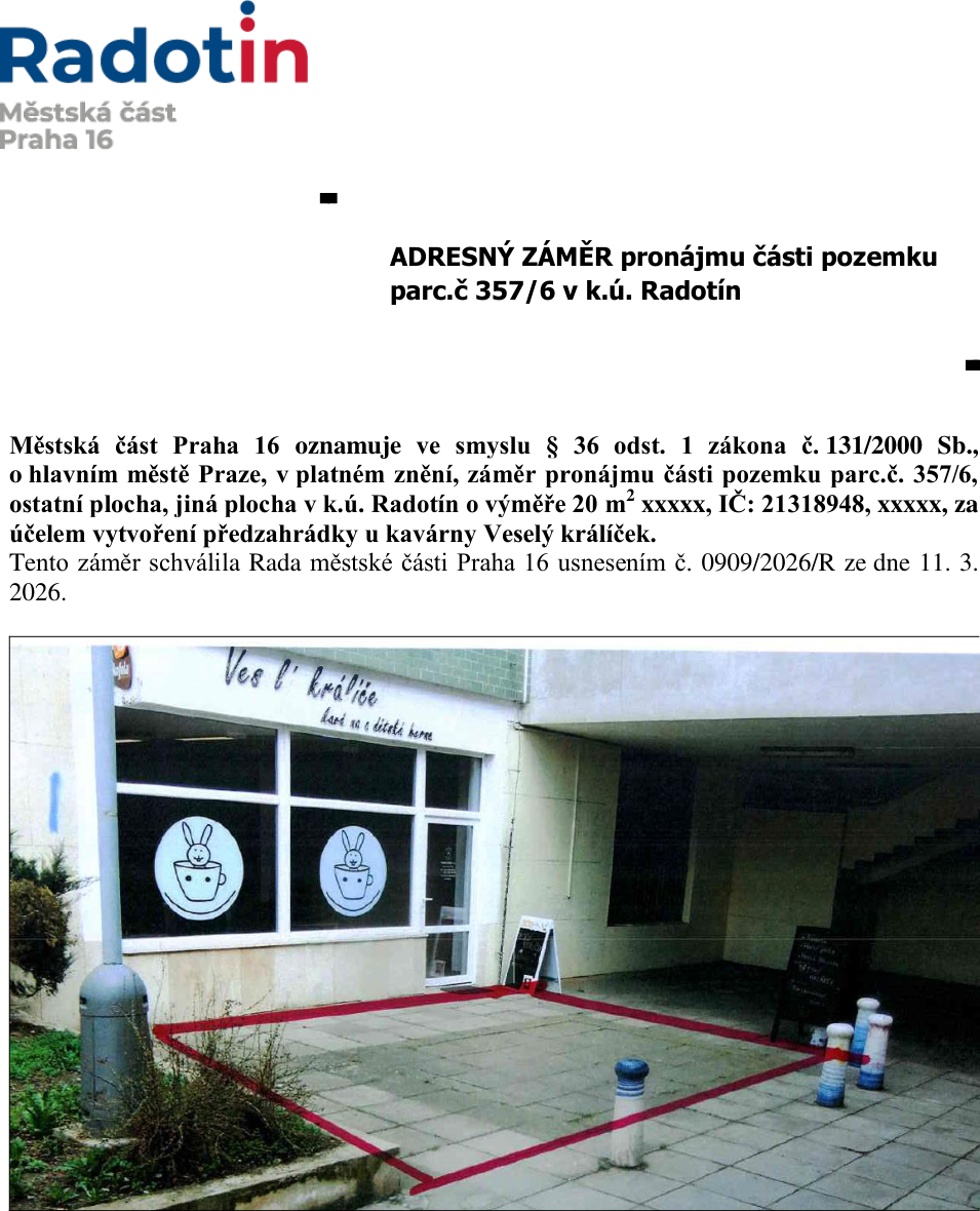 Fotografie pozemku před kavárnou Veselý králíček s vyznačeným prostorem pro předzahrádku.