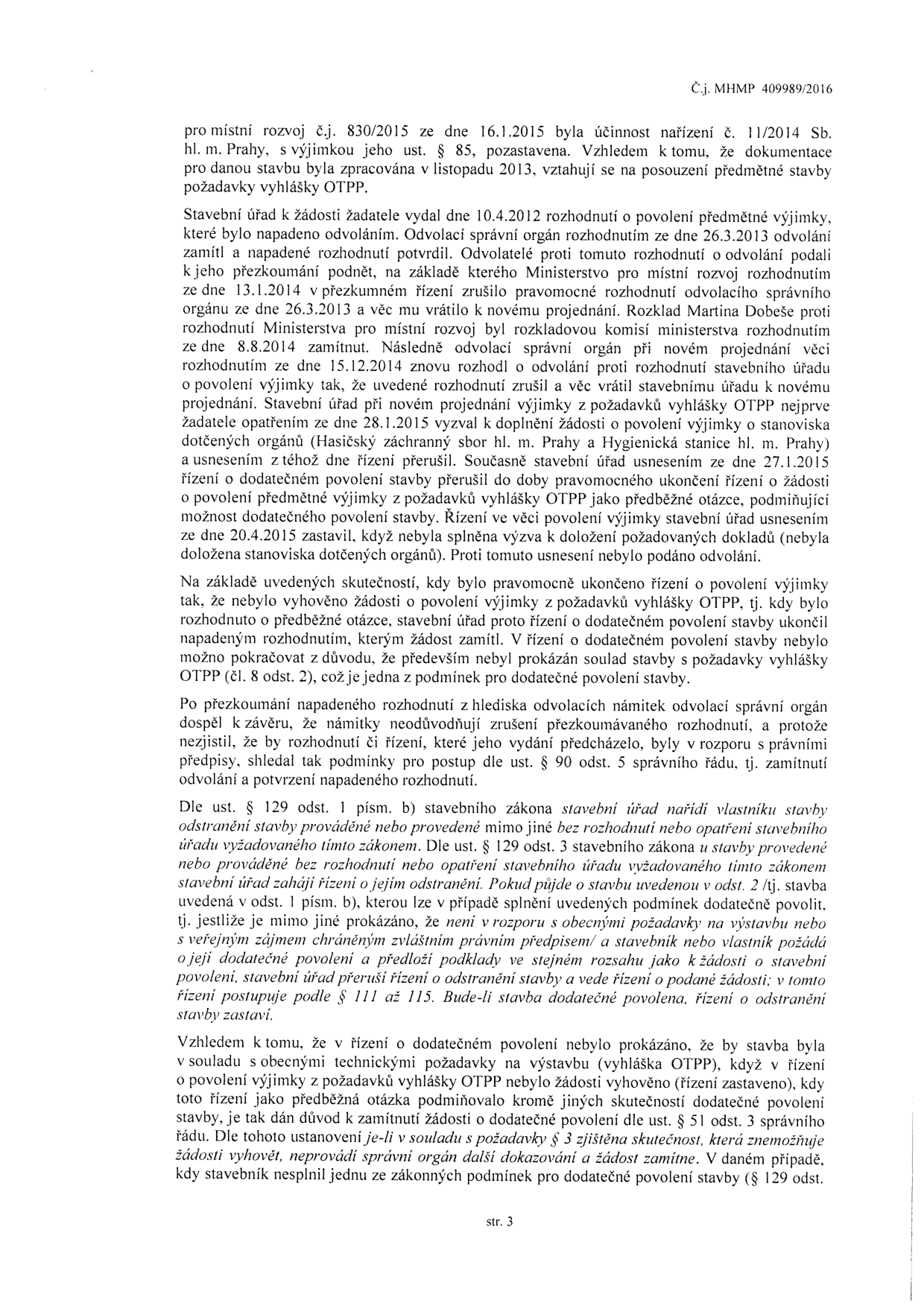 Strana 3 úředního dokumentu (č.j. MHMP 409989/2016) týkajícího se rozhodnutí o povolení výjimky a dodatečném povolení stavby. Text popisuje procesní historii: pozastavení účinnosti nařízení, zamítnutí žádosti o výjimku z vyhlášky OTPP, zastavení řízení o dodatečném povolení stavby z důvodu nesplnění podmínek a právní zdůvodnění dle stavebního zákona (§ 129 odst. 1 písm. b, § 111 až 115). Dokument vysvětluje, že stavba nebyla v souladu s technickými požadavky a nebyla prokázána možnost jejího dodatečného povolení.
