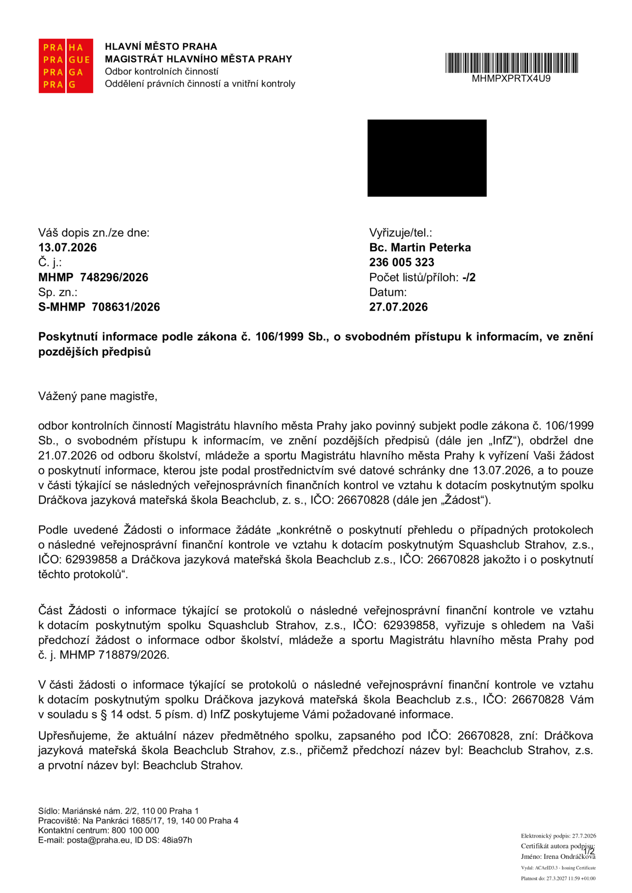 Úřední dokument Magistrátu hlavního města Prahy, Odbor kontrolních činností, ze dne 27.07.2026. Předmět: Poskytnutí informace podle zákona č. 106/1999 Sb., o svobodném přístupu k informacím. Dokument reaguje na žádost ze dne 13.07.2026 ohledně protokolů o následné veřejnosprávní finanční kontrole ve vztahu k dotacím pro spolky: Squashclub Strahov, z.s. (IČO: 62939858) a Dráčkova jazyková mateřská škola Beachclub, z.s. (IČO: 26670828). U Squashclubu Strahov je žádost vyřizována odborem školství, mládeže a sportu (č. j. MHMP 718879/2026). U spolku Dráčkova jazyková mateřská škola Beachclub je uvedeno, že aktuální název je Dráčkova jazyková mateřská škola Beachclub Strahov, z.s. (předchozí název Beachclub Strahov). Vyřizuje: Bc. Martin Peterka, tel: 236 005 323.