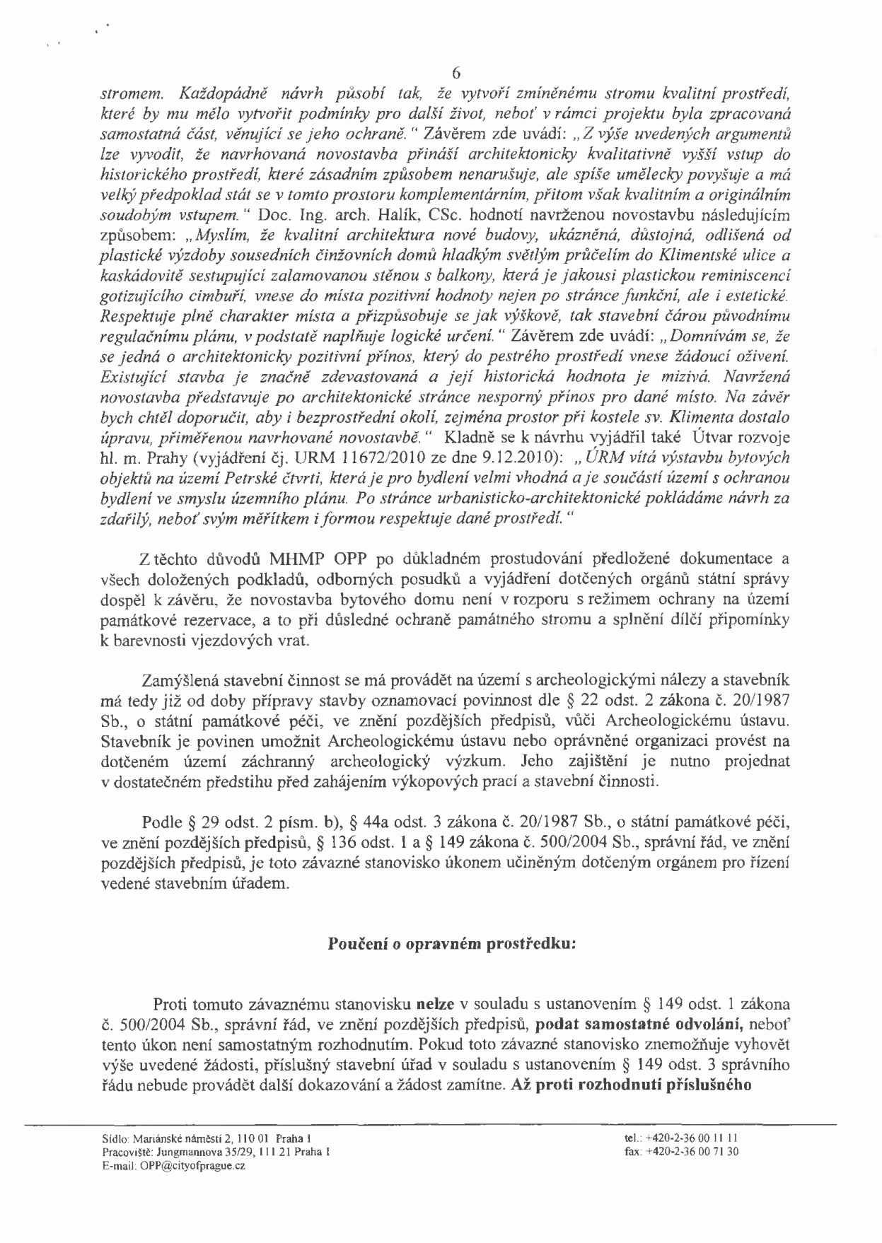 Strana 6 úředního dokumentu (závazné stanovisko MHMP OPP). Obsahuje hodnocení architektonického návrhu novostavby v historickém prostředí (citace Doc. Ing. arch. Halíka a vyjádření ÚRM hl. m. Prahy č.j. URM 11672/2010). Dokument potvrzuje, že novostavba není v rozporu s ochranou památkové rezervace. Dále obsahuje poučení o povinnosti stavebníka umožnit archeologický výzkum dle zákona č. 20/1987 Sb. a poučení o opravném prostředku dle zákona č. 500/2004 Sb. V patičce je uvedena adresa: Mariánské náměstí 2, 110 01 Praha 1, telefon: +420-2-36 00 11 11, fax: +420-2-36 00 71 30, e-mail: OPP@cityofprague.cz.