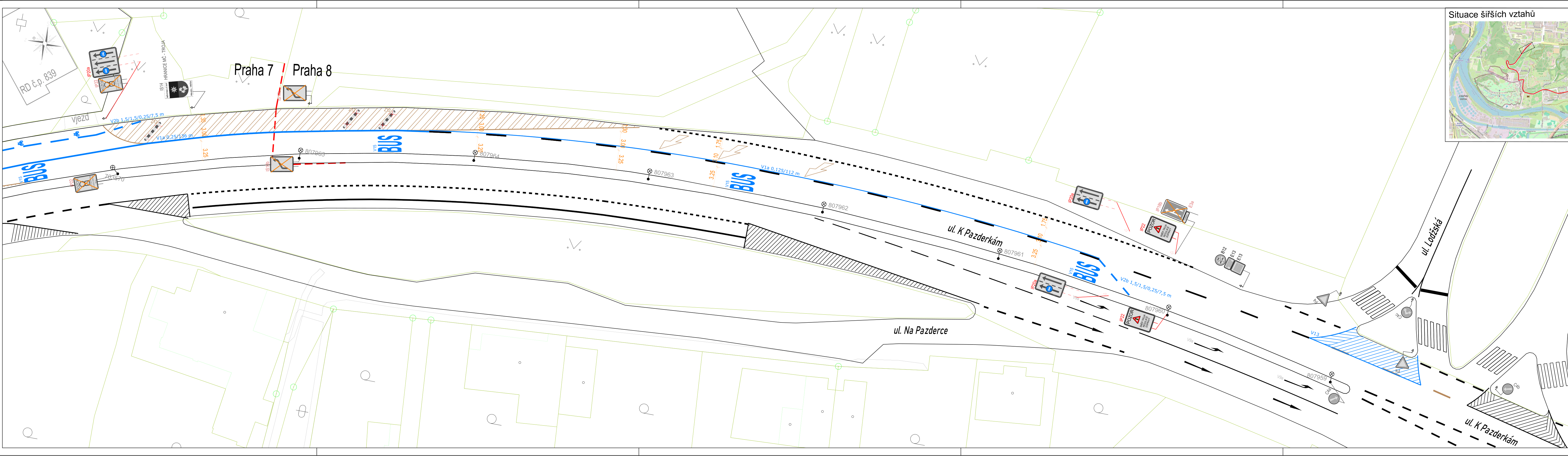 Situační plán dopravního značení v ulici K Pazderkám v Praze. Mapa zobrazuje úsek silnice s vyznačeným BUS pruhem, hranici mezi městskými částmi Praha 7 a Praha 8, napojení na ulici Na Pazderce a křižovatku s ulicí Lodžská. V pravém horním rohu je vložena orientační mapa širších vztahů.