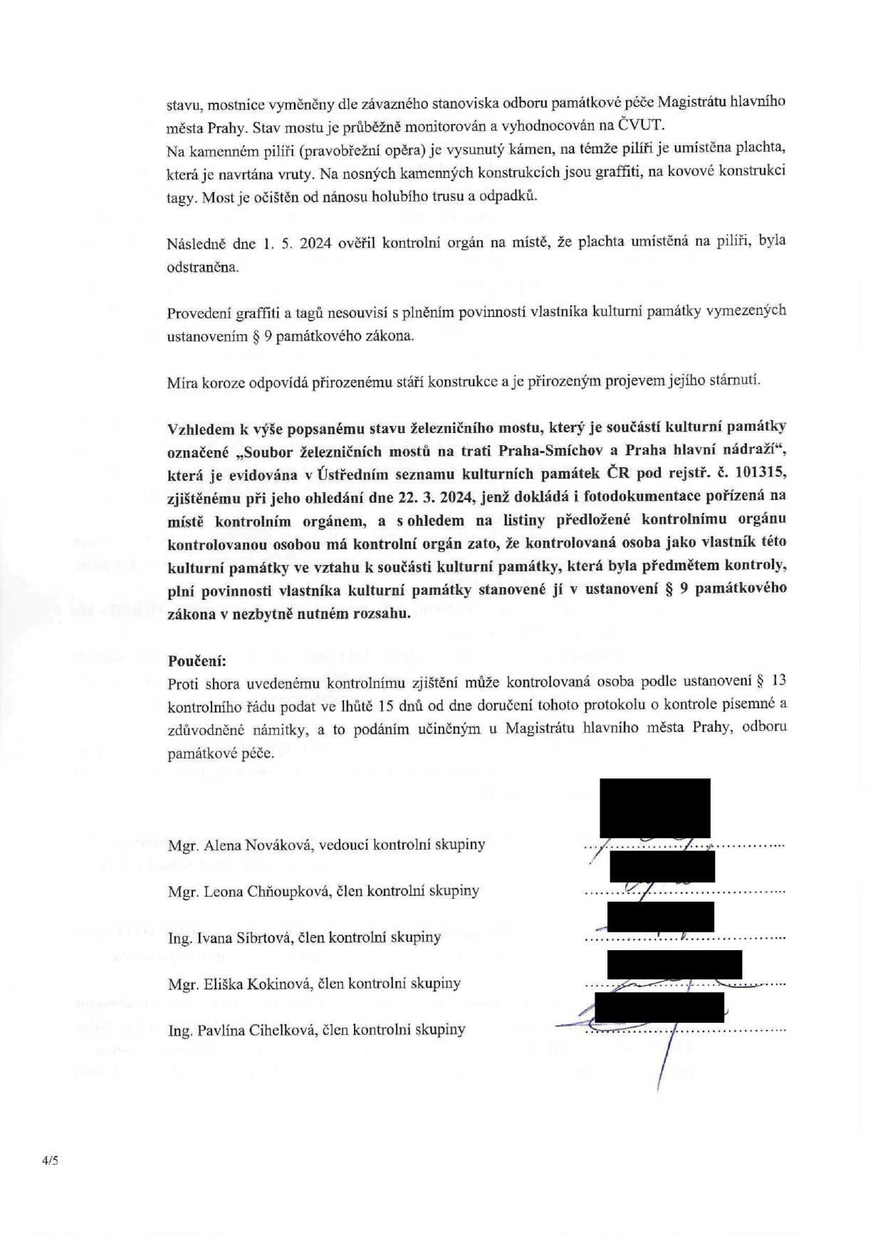 Text dokumentu obsahuje závěry kontroly stavu železničního mostu: mostnice byly vyměněny dle stanoviska památkové péče, stav je monitorován ČVUT. Na kamenném pilíři byl vysunutý kámen a plachta, která byla k 1. 5. 2024 odstraněna. Graffiti a tagy nesouvisí s plněním povinností vlastníka dle § 9 památkového zákona. Koroze odpovídá stáří konstrukce. Závěr kontroly: vlastník plní povinnosti stanovené zákonem v nezbytně nutném rozsahu. Poučení: možnost podat námitky do 15 dnů od doručení protokolu. Podepsané osoby: Mgr. Alena Nováková, Mgr. Leona Chňoupková, Ing. Ivana Síbrtová, Mgr. Eliška Kokinová, Ing. Pavlína Cihelková.