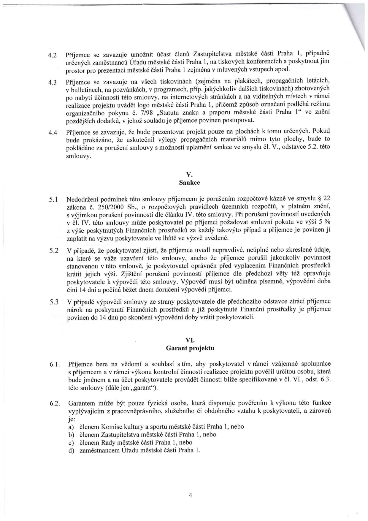 Strana 4 smlouvy obsahující články 4.2 až 6.2. Článek 4: Povinnosti příjemce (prezentace městské části Praha 1, označování materiálů dle pokynu č. 7/98, zákaz nepovolených výlepů). Článek V. Sankce: Porušení rozpočtové kázně dle zákona č. 250/2000 Sb., smluvní pokuta 5 %, možnost krácení prostředků nebo výpovědi smlouvy při uvedení nepravdivých údajů. Článek VI. Garant projektu: Definice garanta, kterým může být pouze fyzická osoba pověřená poskytovatelem, konkrétně: a) člen Komise kultury a sportu MČ Praha 1, b) člen Zastupitelstva MČ Praha 1, c) člen Rady MČ Praha 1, d) zaměstnanec Úřadu MČ Praha 1.