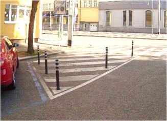 Fotografie veřejného prostoru zachycující dopravní značení a uspořádání vozovky v rámci území.