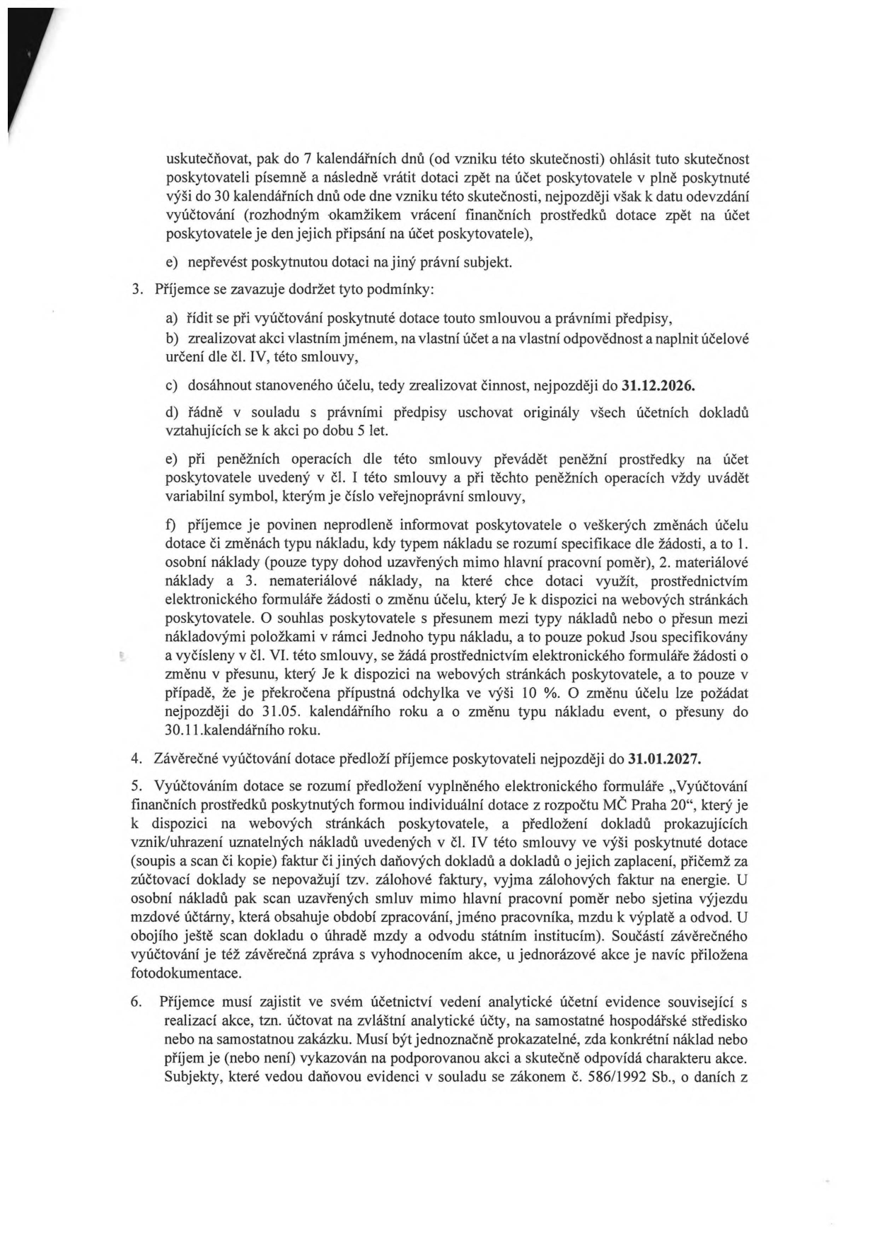 Výňatek ze smlouvy o poskytnutí dotace: 3. Povinnosti příjemce: a) řídit se vyúčtováním, b) zrealizovat akci vlastním jménem a na vlastní odpovědnost, c) dosáhnout účelu do 31.12.2026, d) uschovat originály dokladů po dobu 5 let, e) uvádět variabilní symbol při peněžních operacích, f) informovat o změnách účelu či typu nákladů (osobní, materiálové, nemateriálové) prostřednictvím elektronického formuláře (změny účelu do 31.05., změny typu nákladů do 30.11.). 4. Závěrečné vyúčtování předložit do 31.01.2027. 5. Specifikace náležitostí vyúčtování (elektronický formulář, doklady o zaplacení, scan smluv, mzdové účtárny, závěrečná zpráva, fotodokumentace). 6. Požadavek na analytickou účetní evidenci v souladu se zákonem č. 586/1992 Sb., o daních z příjmů.