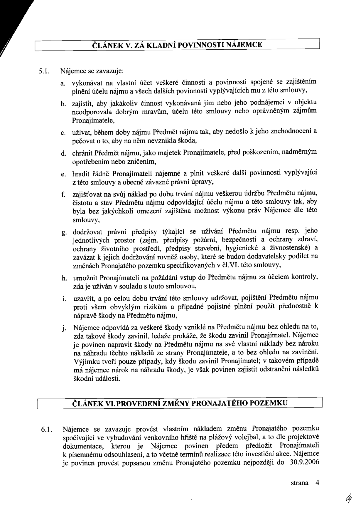 Strana 4 smlouvy obsahující Článek V. Základní povinnosti nájemce (body 5.1 a-j) a Článek VI. Provedení změny pronajatého pozemku (bod 6.1). Nájemce se zavazuje mimo jiné k údržbě, pojištění, hrazení nájemného a provedení změny pozemku spočívající ve vybudování venkovního hřiště na plážový volejbal nejpozději do 30. 9. 2006.