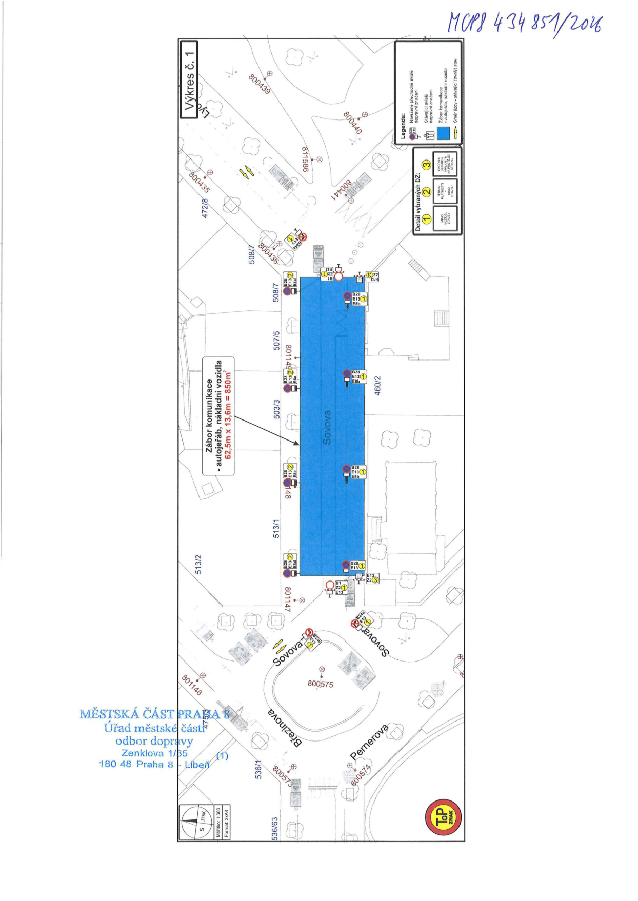 Situační nákres záboru komunikace pro autojeřáb a nákladní vozidla v ulici Sovova, Praha 8. Celková plocha záboru je 62,5 m x 13,6 m = 850 m². Dokument obsahuje razítko: MĚSTSKÁ ČÁST PRAHA 8, Úřad městské části, odbor dopravy, Zenklova 1/35, 180 48 Praha 8 - Libeň. Číslo jednací: MCP8 434 851/2026. Výkres obsahuje legendu dopravního značení (nové přechodné, stávající, zábor komunikace) a detailní zákresy dopravních značek (např. B28, E13, Z2) v okolí ulic Sovova, Březinova a Pernerova.