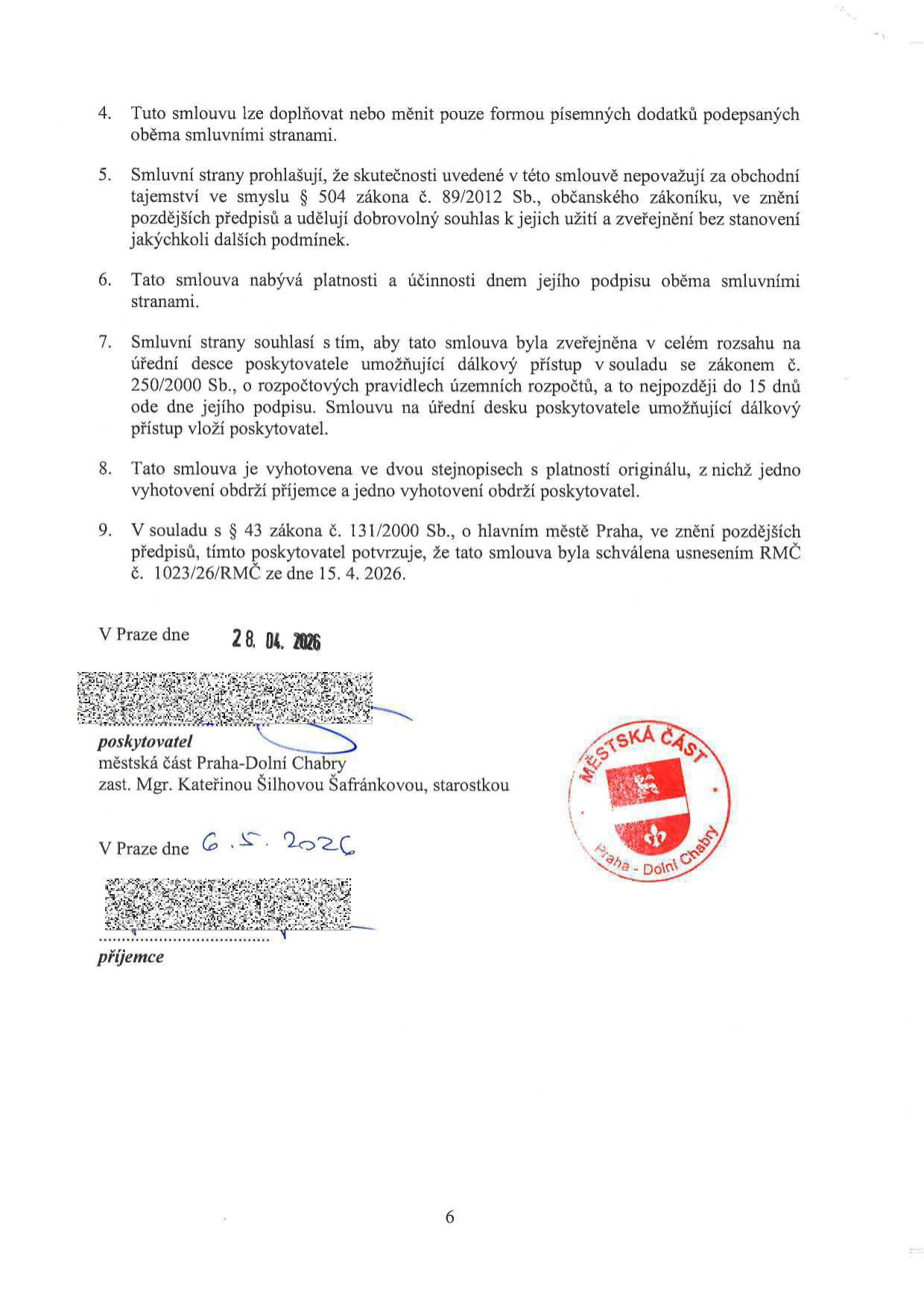 Závěrečná část smlouvy obsahující body 4 až 9. Bod 9 uvádí, že smlouva byla schválena usnesením RMC č. 1023/26/RMC ze dne 15. 4. 2026. Poskytovatel: městská část Praha-Dolní Chabry, zastoupená Mgr. Kateřinou Šilhovou Šafránkovou, starostkou. Datum podpisu poskytovatele: 28. 04. 2026. Datum podpisu příjemce: 6. 5. 2026.
