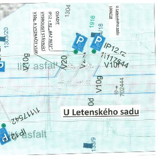 Situační nákres dopravního značení a parkovacích míst (U Letenského sadu): OSADIT: IP12 + RZ „8A2 9672“, VYBROUSIT STÁVAJÍCÍ, V10g, A VYZNAČIT V10f. Obsahuje t…
