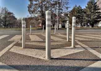 Fotografie veřejného prostranství s dopravními sloupky, pravděpodobně dokumentující stávající stav území.
