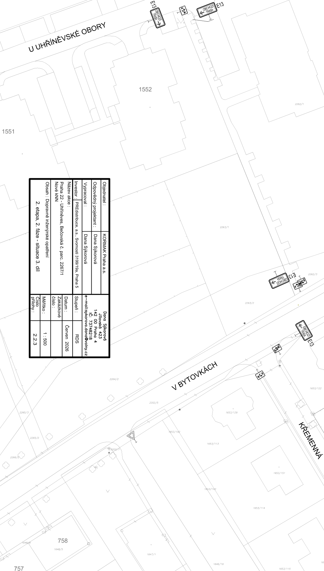Situační nákres dopravního značení (obchůzná trasa E13) v lokalitě ulic U Uhříněvské obory a V Bytovkách. Tabulka s informacemi o projektu: Objednatel: KORMAK Praha a.s., Odpovědný projektant: Dana Sýkorová, Vypracoval: Dana Sýkorová, Investor: PREdistribuce, a.s., Svornosti 3199/19a, Praha 5, Název akce: Praha 22 - Uhříněves, Bečovská č. parc. 2267/1, Nové kNN, Obsah: Dopravně inženýrské opatření, 2. etapa, 2. fáze - situace 3. díl, Stupeň: RDS, Datum: Červen 2026, Měřítko: 1:500, Číslo přílohy: 2.2.3. Kontakt na projektanta: Dana Sýkorová, Jílovská 423, 142 00 Praha 4, IČ: 73748218, e-mail: sykorova.dana@volny.cz.