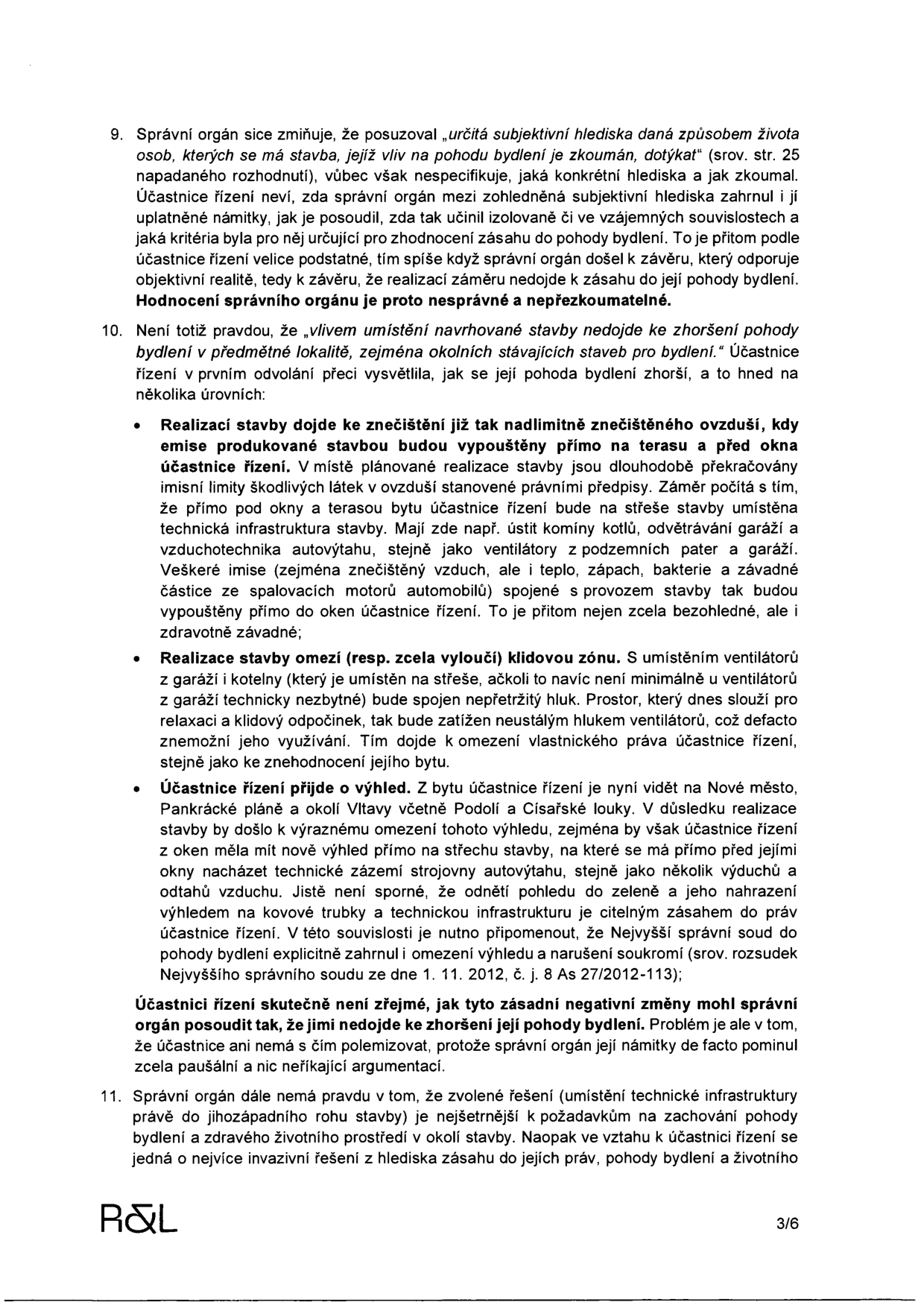 Právní dokument (strana 3/6) obsahující odůvodnění námitek účastnice řízení proti stavebnímu záměru. Bod 9 kritizuje nedostatečné posouzení subjektivních hledisek pohody bydlení správním orgánem. Bod 10 podrobně rozebírá negativní dopady stavby na účastnici řízení: znečištění ovzduší emisemi z technického zařízení (komíny, ventilace) přímo u jejích oken, hluk z ventilátorů na střeše omezující klidovou zónu a ztrátu výhledu na Nové Město, Pankráckou pláň a Vltavu kvůli technickému zázemí stavby. Bod 11 zpochybňuje tvrzení správního orgánu, že zvolené řešení je nejšetrnější, a označuje jej za nejvíce invazivní vůči právům účastnice.