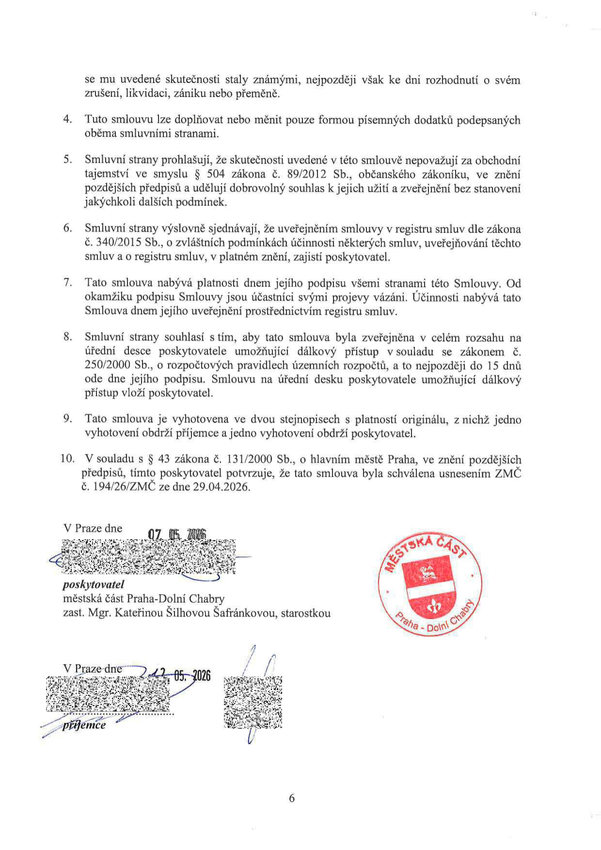 Závěrečná ustanovení smlouvy (body 4-10): 4. Změny smlouvy pouze písemnými dodatky. 5. Informace ve smlouvě nejsou obchodním tajemstvím. 6. Zveřejnění v registru smluv zajistí poskytovatel. 7. Smlouva nabývá platnosti podpisem a účinnosti zveřejněním. 8. Smlouva bude zveřejněna na úřední desce poskytovatele do 15 dnů. 9. Vyhotoveno ve dvou stejnopisech. 10. Schváleno usnesením ZMČ č. 194/26/ZMČ ze dne 29.04.2026. Podpisy: Poskytovatel: městská část Praha-Dolní Chabry, zast. Mgr. Kateřinou Šilhovou Šafránkovou, starostkou, datum 07.05.2026. Příjemce: datum 12.05.2026.