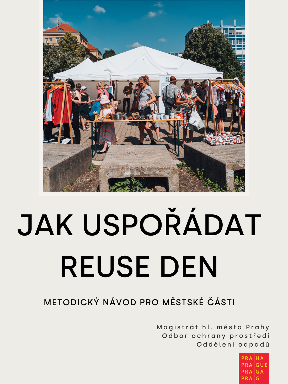 Informační leták/metodika s názvem 'JAK USPOŘÁDAT REUSE DEN', podtitul 'METODICKÝ NÁVOD PRO MĚSTSKÉ ČÁSTI'. Vydavatel: Magistrát hl. města Prahy, Odbor ochrany prostředí, Oddělení odpadů. Obsahuje fotografii venkovního bazaru/blešího trhu pod stanem.