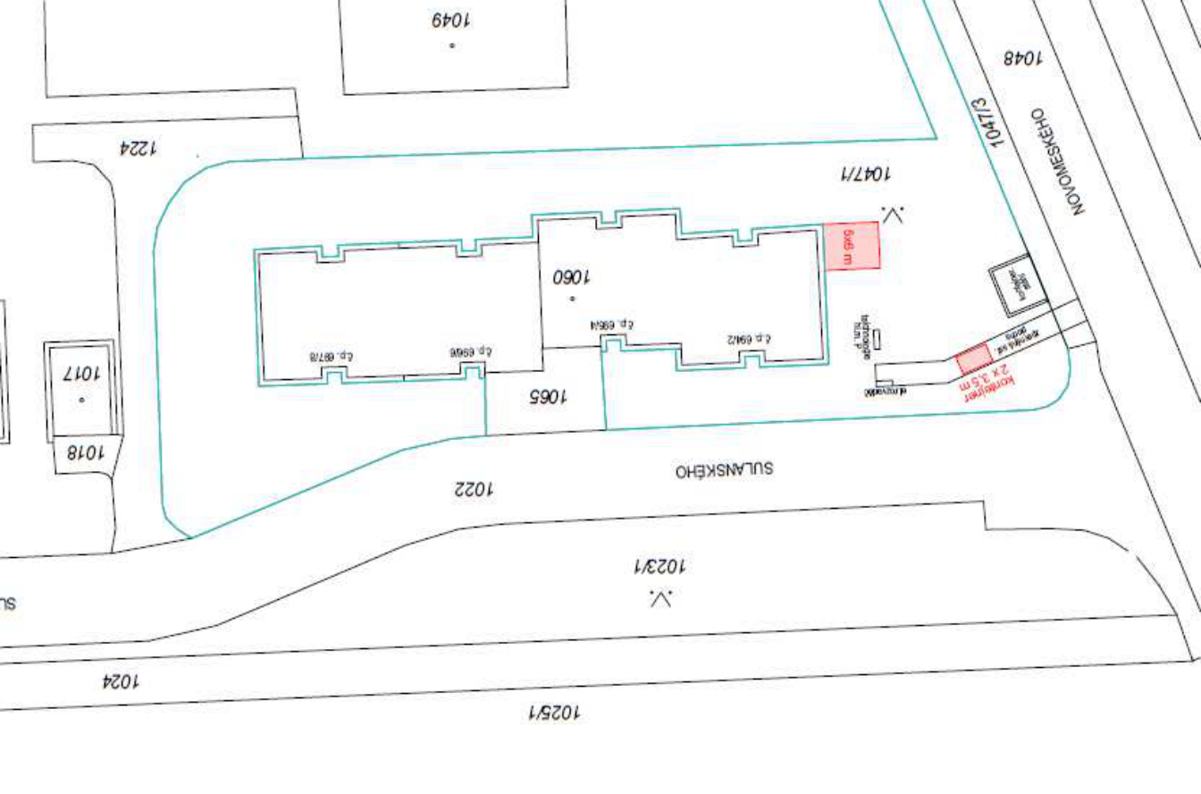 Situační nákres pozemků a budov v okolí ulic Sulanského a Novomeského. Zobrazená čísla parcel: 1025/1, 1023/1, 1022, 1065, 1060, 1018, 1017, 1224, 1047/1, 1047/3, 1048, 1049. V budově č. 1060 jsou vyznačena čísla popisná: č.p. 694/2, č.p. 695/4, č.p. 696/6, č.p. 697/8. V plánu jsou dále vyznačeny objekty: kontejner (2 x 3,5 m), stání pro kontejnery, plocha 5x6 m, el. rozvaděč a technologický objekt.