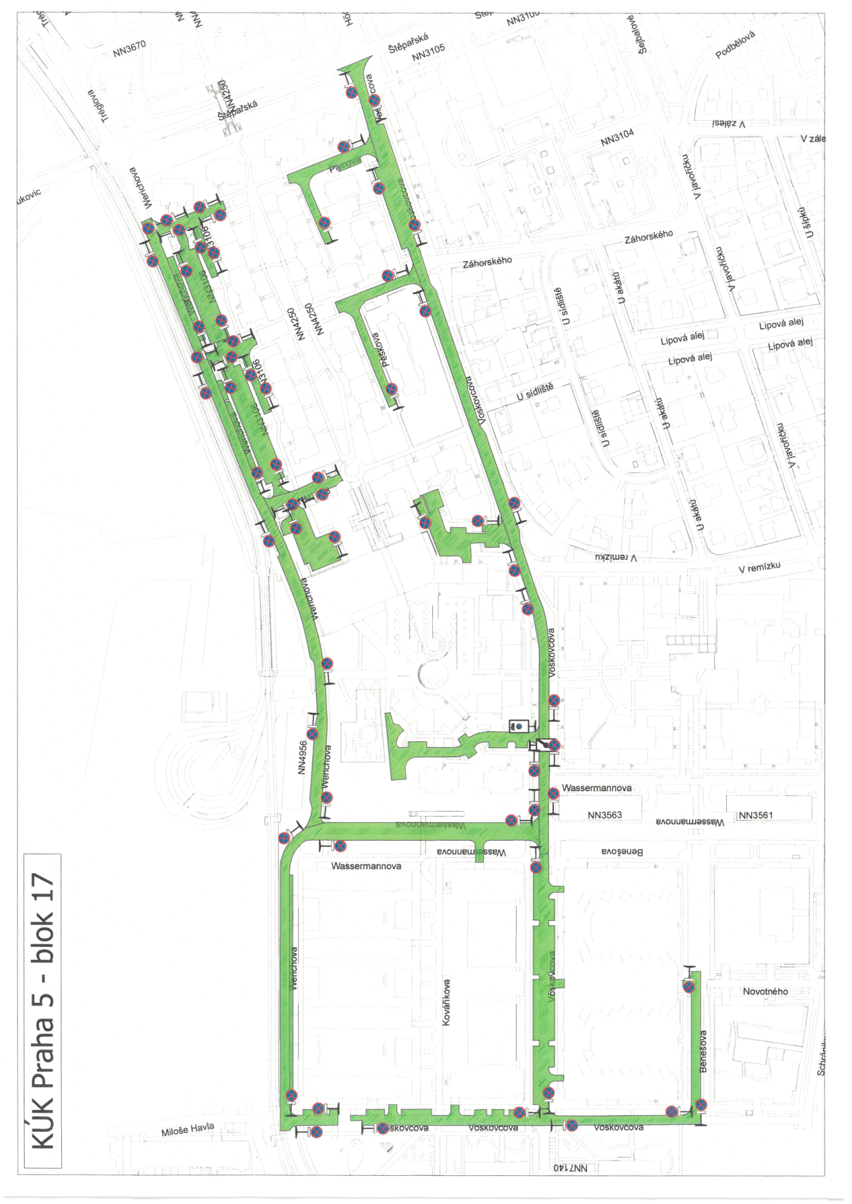 Situační plán parkovacích zón v oblasti KÚK Praha 5 - blok 17. Mapa zobrazuje ulice: Werichova, Wassermannova, Voskovcova, Pískova, Benešova, Kovářikova, Novotného, U sídliště, V remízku, U akátů, V javoříčku, Lipová alej, Podbělová, Šejbalové, V zálesí, U šípků, Štěpařská. Zeleně jsou vyznačeny komunikace s vyznačenými zákazy zastavení (symboly přeškrtnutého kruhu). Obsahuje parcelní čísla (např. NN3670, NN3106, NN4250, NN4956, NN3563, NN3561, NN7140).
