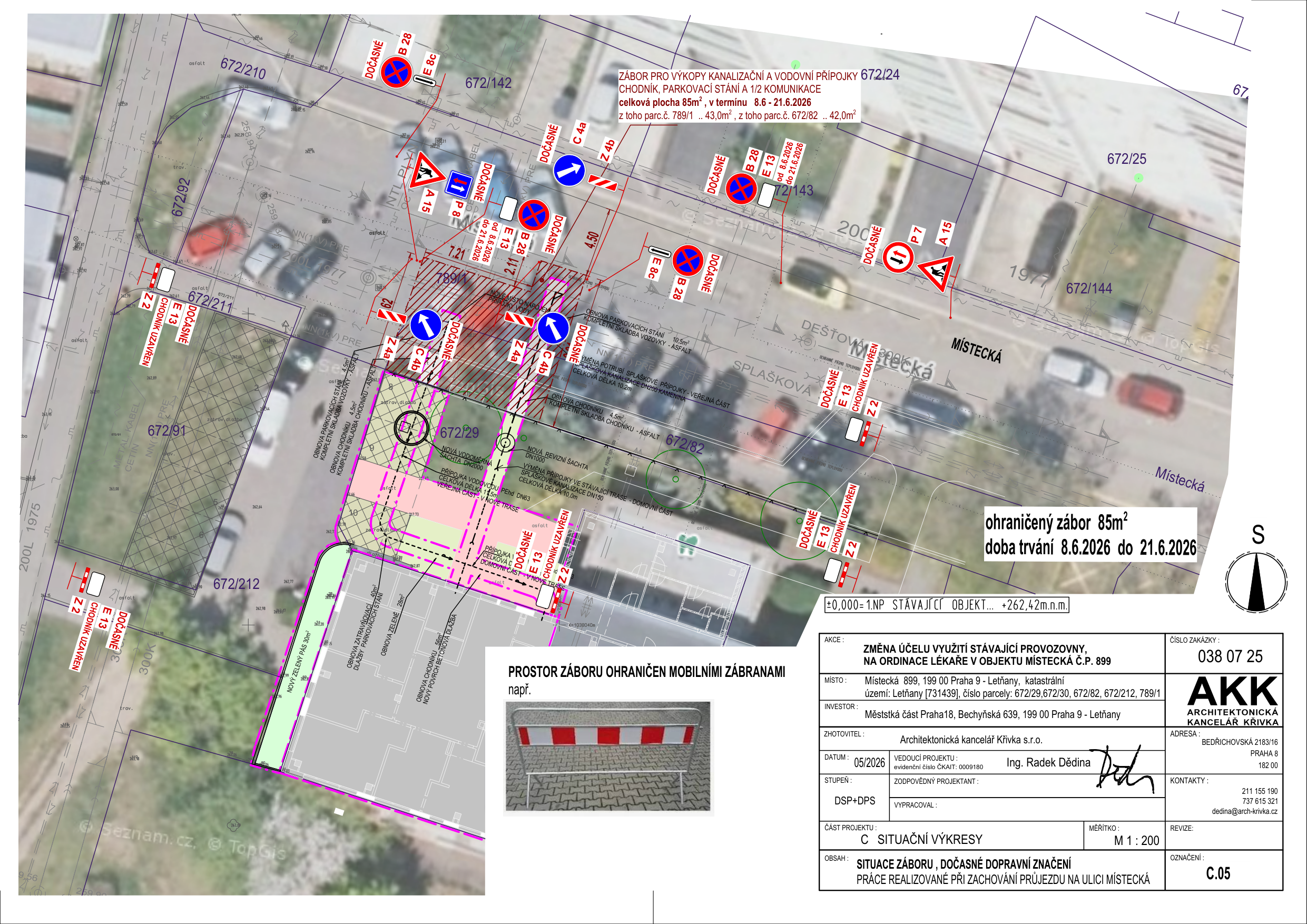 Situační výkres záboru pro výkopy kanalizační a vodovodní přípojky na ulici Místecká, Praha 9 - Letňany. Celková plocha záboru je 85 m², termín 8.6.2026 – 21.6.2026. Zahrnuje chodník, parkovací stání a část komunikace. Dokument obsahuje technické detaily o přípojkách (DN 100, DN 150), obnově povrchů (asfalt, betonová dlažba) a dopravním značení. Investor: Městská část Praha 18, Bechyňská 639, 199 00 Praha 9 - Letňany. Zhotovitel: Architektonická kancelář Křivka s.r.o., Bedřichovská 2183/16, Praha 8, 182 00, tel: 211 155 190, 737 615 321, email: dedina@arch-krivka.cz. Vedoucí projektu: Ing. Radek Dědina. Číslo zakázky: 038 07 25. Měřítko: 1:200.