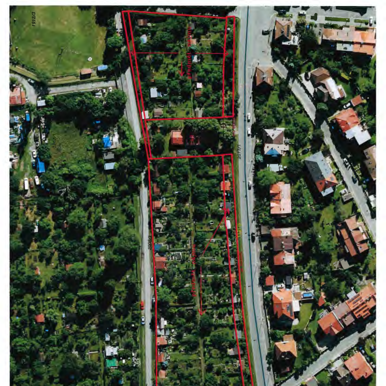 Ortofotomapa území s vyznačenými hranicemi pozemků červenými liniemi. V obrázku jsou patrná katastrální čísla parcel: '1912/3' v levém horním rohu, '2008/4' u levé hranice vyznačeného území a '2011/1' u pravé hranice. Dále jsou v obrázku červené šipky s textem 'předmět nájmu' a 'předmět nájmu'.