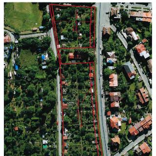 Ortofotomapa území s vyznačenými hranicemi pozemků červenými liniemi. V obrázku jsou patrná katastrální čísla parcel: '1912/3' v levém horním rohu, '2008/4' u…