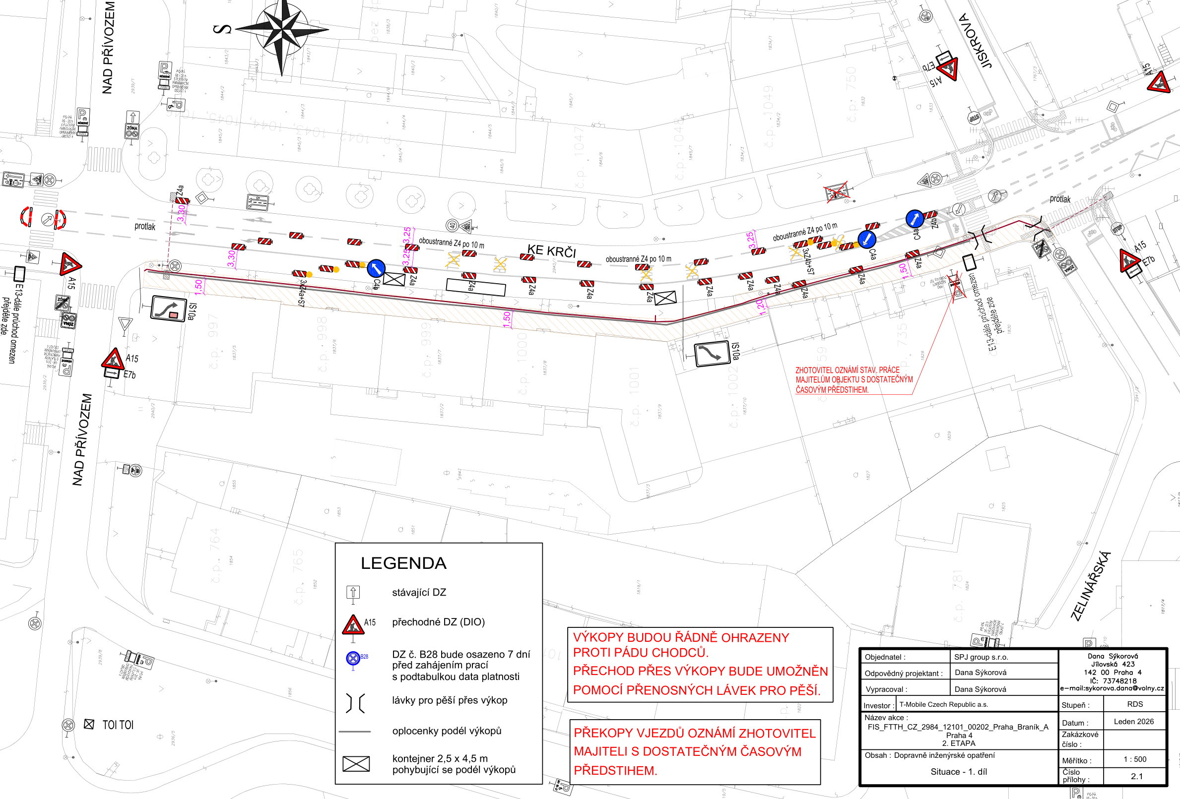 Situační nákres dopravního značení pro stavbu (2. etapa) v ulici Ke Krči, Praha. Dokument obsahuje legendu značek (stávající DZ, přechodné DZ, DZ B28, lávky, oplocenky, kontejnery). Textová upozornění: 'VÝKOPY BUDOU ŘÁDNĚ OHRAZENY PROTI PÁDU CHODCŮ. PŘECHOD PŘES VÝKOPY BUDE UMOŽNĚN POMOCÍ PŘENOSNÝCH LÁVEK PRO PĚŠÍ.' a 'PŘEKOPY VJEZDŮ OZNÁMÍ ZHOTOVITEL MAJITELI S DOSTATEČNÝM ČASOVÝM PŘEDSTIHEM.' Informace v tabulce: Objednatel: SPJ group s.r.o., Odpovědný projektant: Dana Sýkorová, Vypracoval: Dana Sýkorová, Investor: T-Mobile Czech Republic a.s., Název akce: FIS_FTTH_CZ_2984_12101_00202_Praha_Branik_A 2. ETAPA, Obsah: Dopravně inženýrské opatření, Situace - 1. díl, Datum: Leden 2026, Měřítko: 1:500, Číslo přílohy: 2.1, Kontakt: Dana Sýkorová, Jílovská 423, 142 00 Praha 4, IČ: 73748218, e-mail: sykorova.dana@volny.cz.