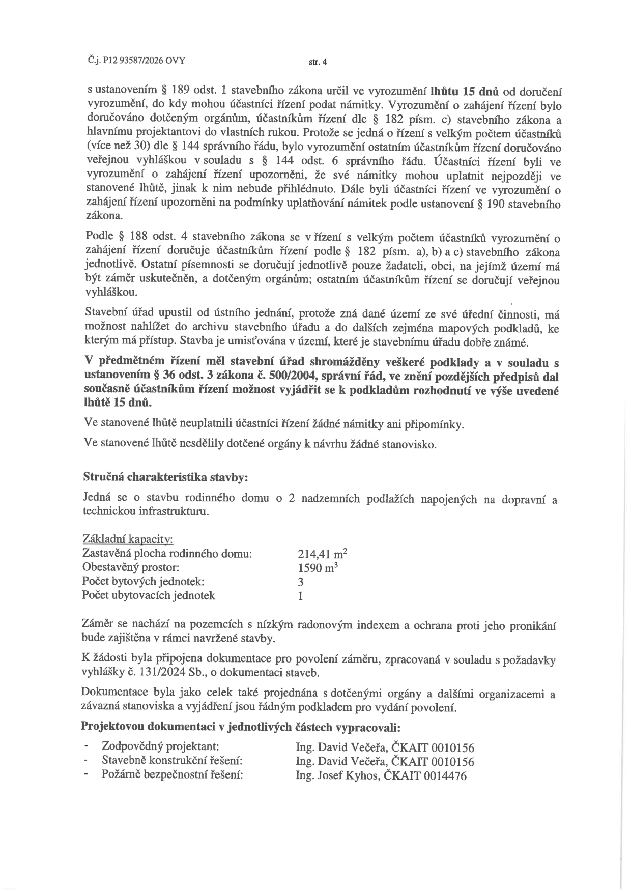 Strana 4 dokumentu č.j. P12 93587/2026 OVY. Obsahuje informace o průběhu správního řízení: lhůta 15 dnů pro podání námitek, upuštění od ústního jednání, možnost vyjádřit se k podkladům rozhodnutí. Stručná charakteristika stavby: rodinný dům o 2 nadzemních podlažích, zastavěná plocha 214,41 m², obestavěný prostor 1590 m³, 3 bytové jednotky, 1 ubytovací jednotka. Projektová dokumentace: Ing. David Večeře (zodpovědný projektant, stavebně konstrukční řešení), Ing. Josef Kyhos (požárně bezpečnostní řešení).