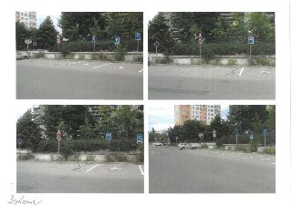 Fotografie parkoviště a dopravních značek (modré značky P pro parkování, značky 30 a zákaz zastavení).